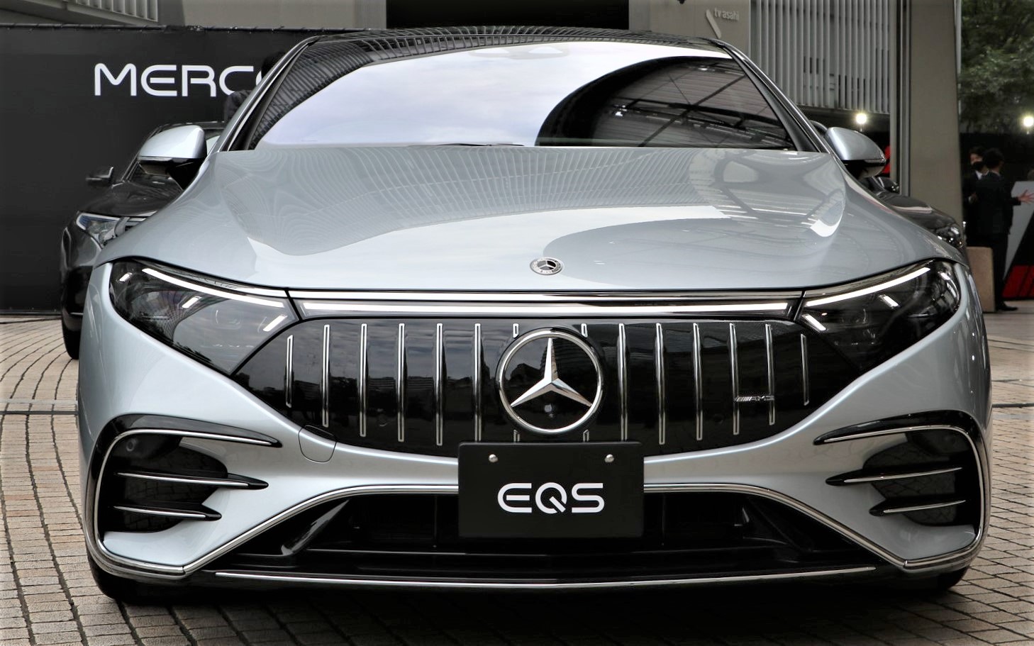 前後とも左右をつなぐLEDライトバンド（光の帯）を採用