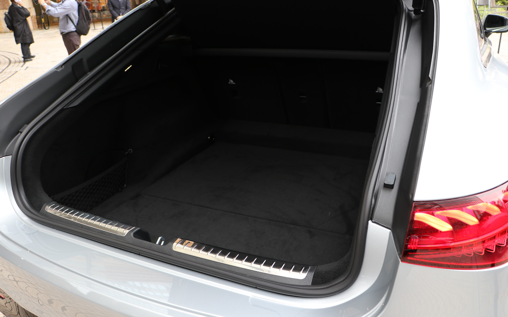 奥行きのあるラゲッジスペース。サイドにネット付きの小物入れも用意