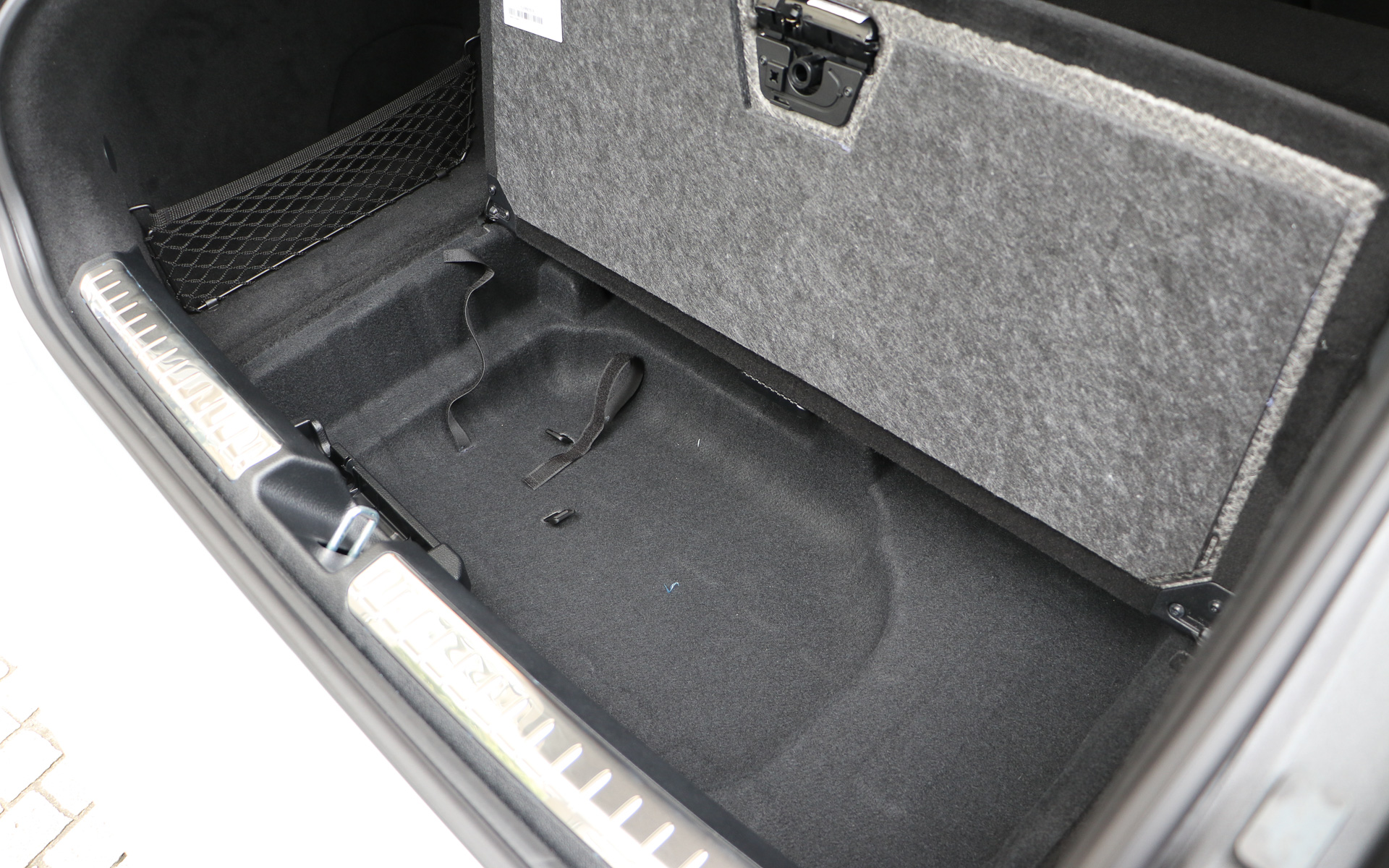 ラゲッジスペースの下段には給電コードなどを格納するスペースを設定