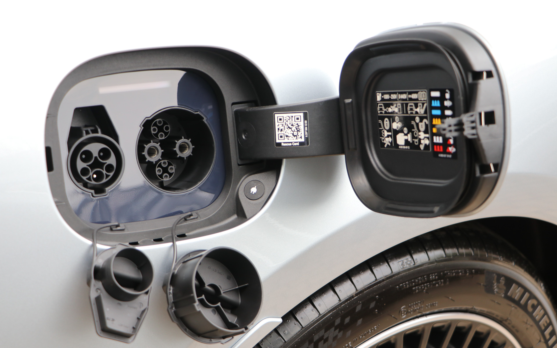 給電ポートはボディ右側の後部に配置。急速充電（チャデモ）と普通充電が並ぶ。それぞれにカバーも付属する