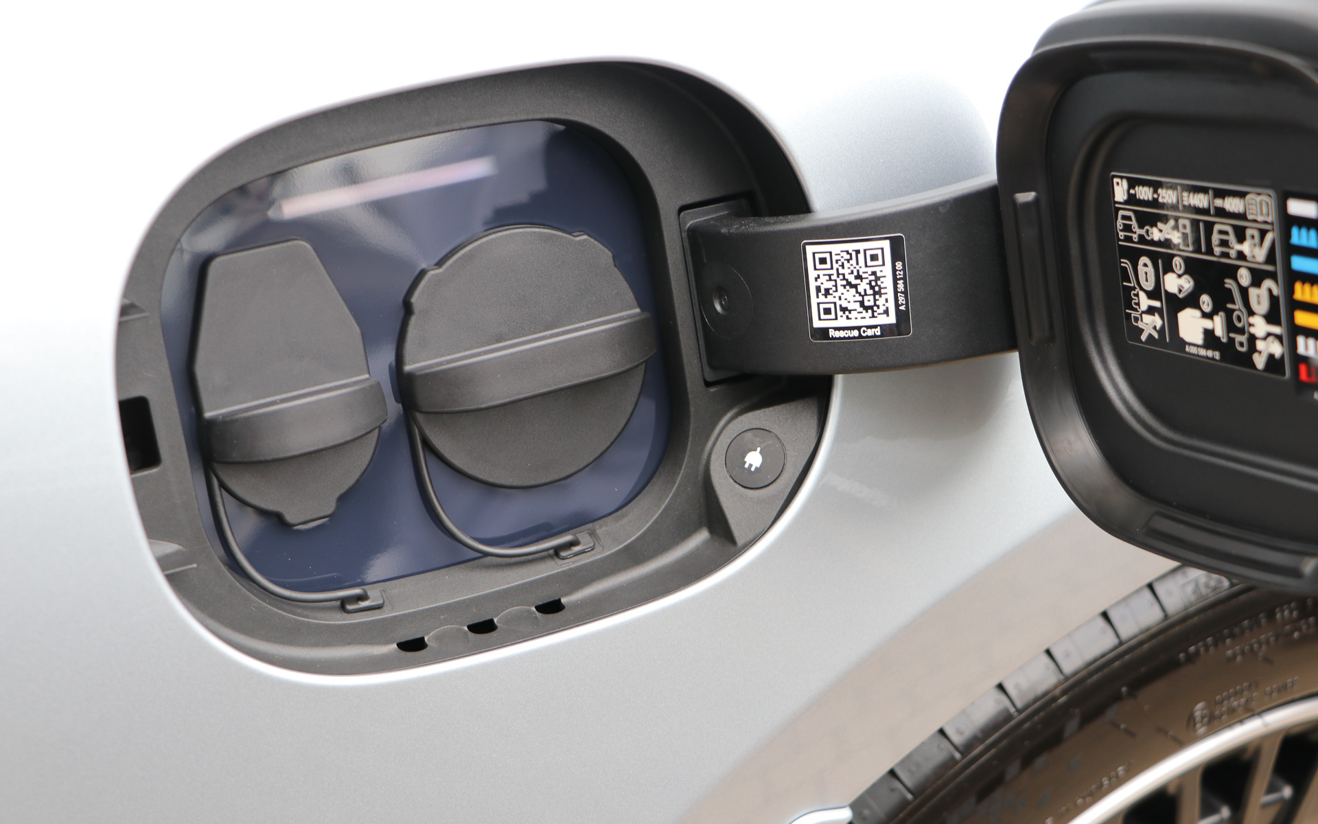 給電ポートはボディ右側の後部に配置。急速充電（チャデモ）と普通充電が並ぶ。それぞれにカバーも付属する