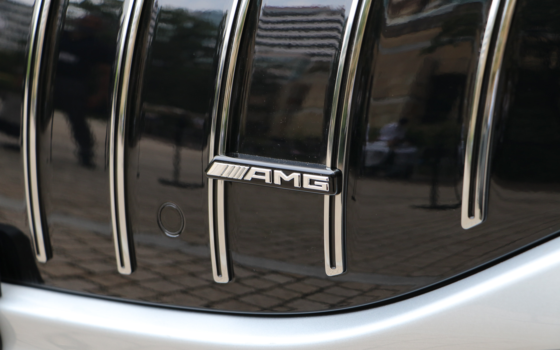 フロントグリルのAMGエンブレム