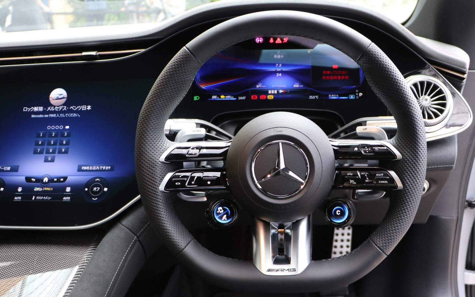 ステアリングはパドル付き。左側で中央のディスプレイを操作、右側で運転席のメーターを操作する