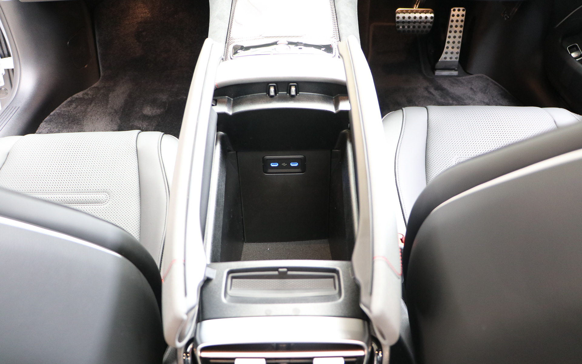 センターコンソールボックス内にもUSBポートを完備