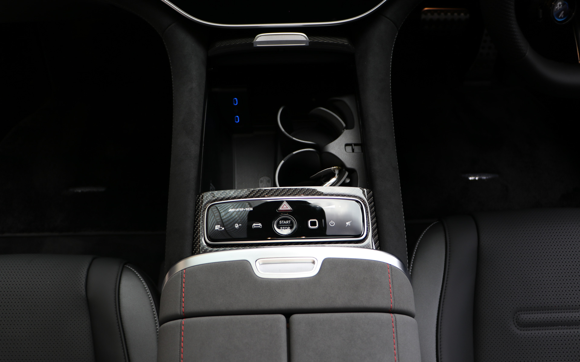 システムスターター、ハザードランプのスイッチなどはセンターコンソールに配置