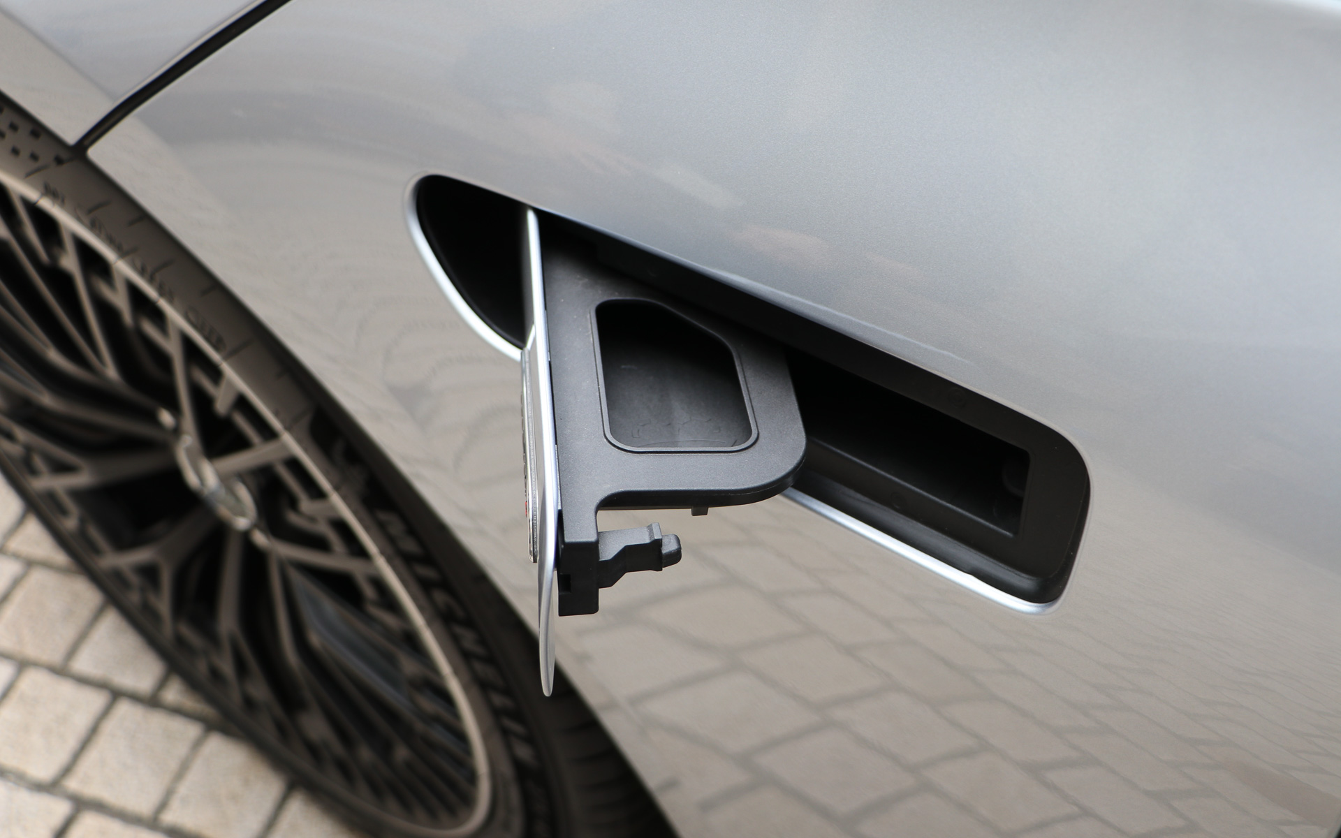 サイドの4MATIC＋のエンブレムは、ウィンドウウォッシャー液の補充口になっている。なお、ボンネットはメンテナンス時にディーラーメカニックしか開けられないという