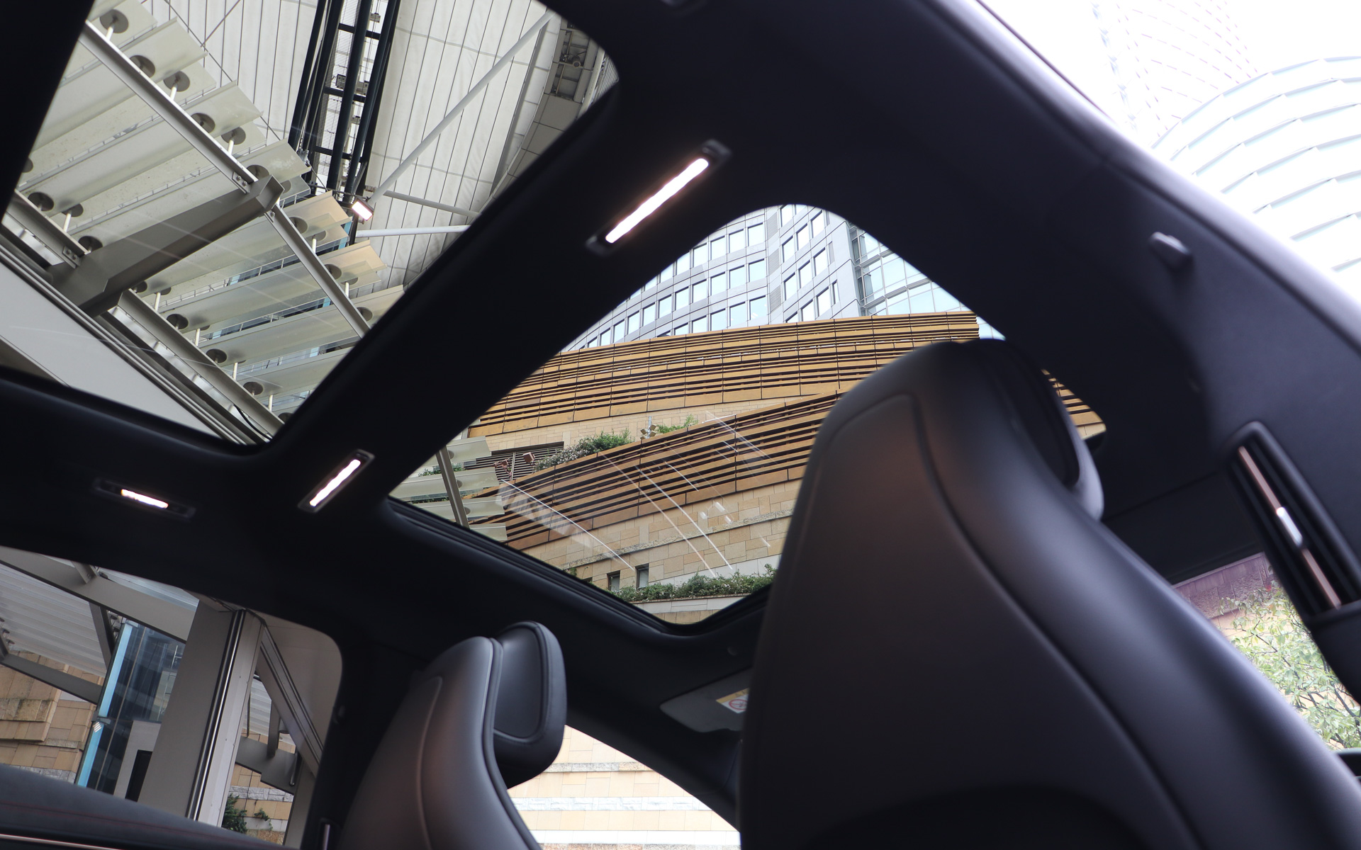 天井のパノラミック・スライディング・ルーフは標準装備