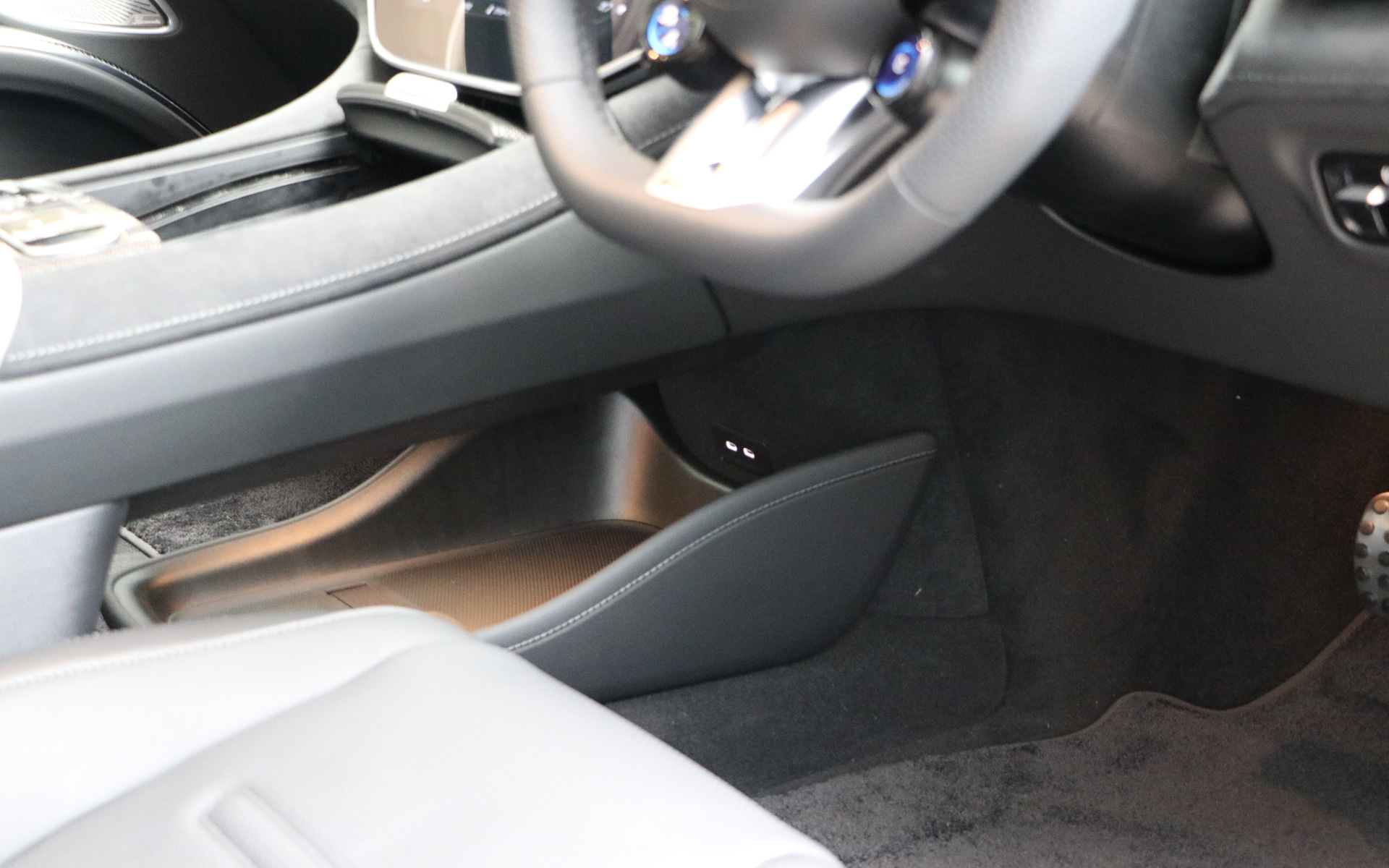 センターコンソールは2段式になっていて下段は置くだけ充電やUSBポートを配置