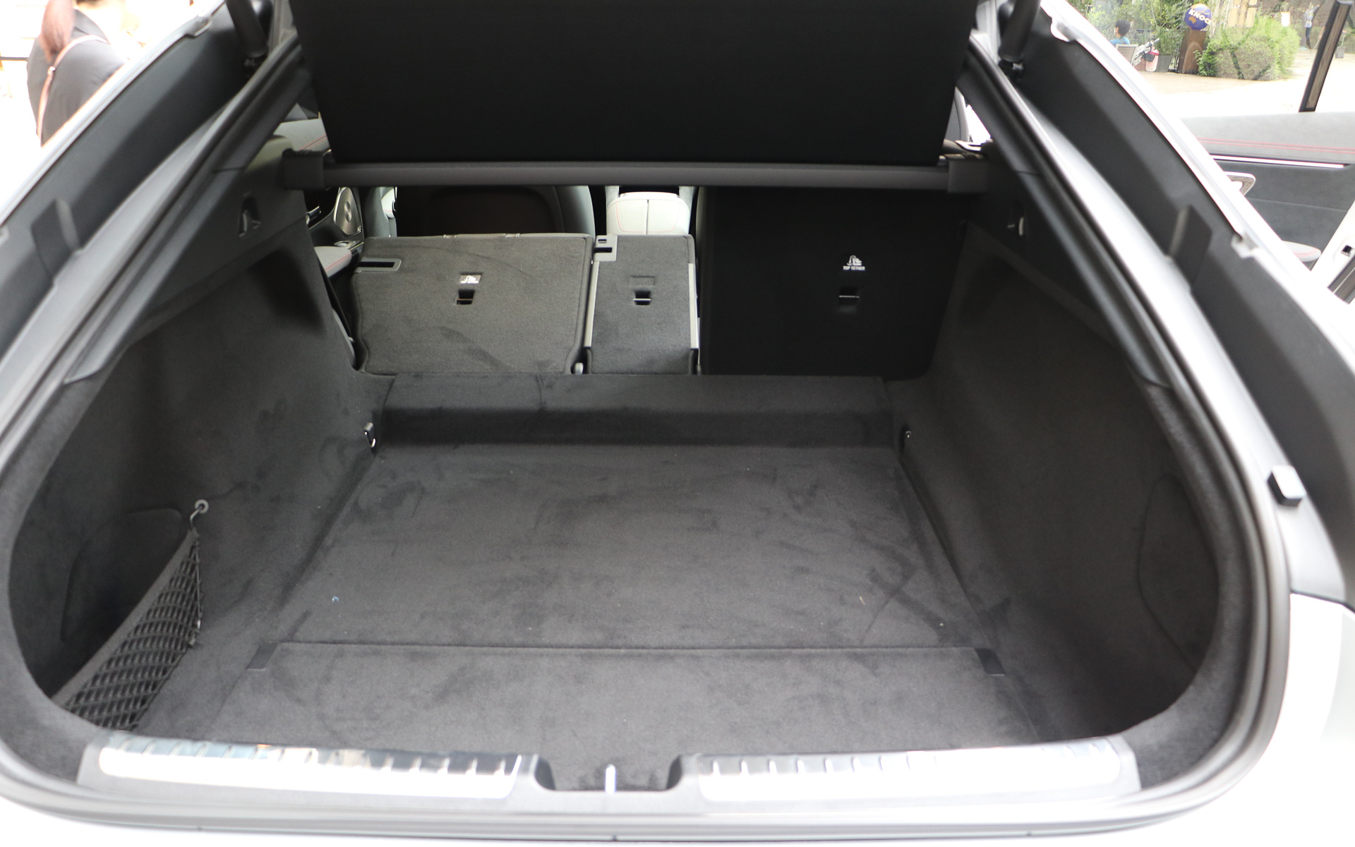 後部席は4：2：4の可倒式。トノカバーを外せば広大なスペースになる