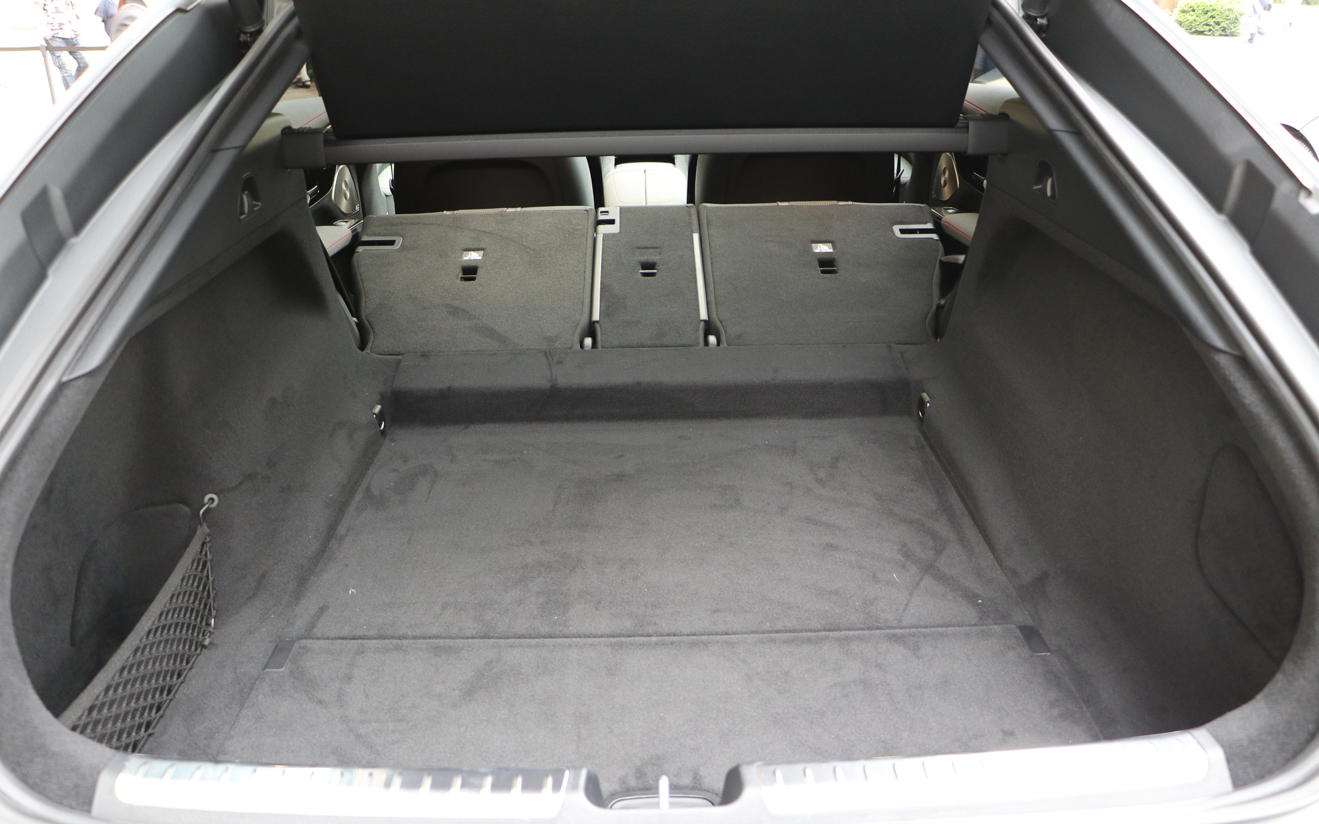 後部席は4：2：4の可倒式。トノカバーを外せば広大なスペースになる