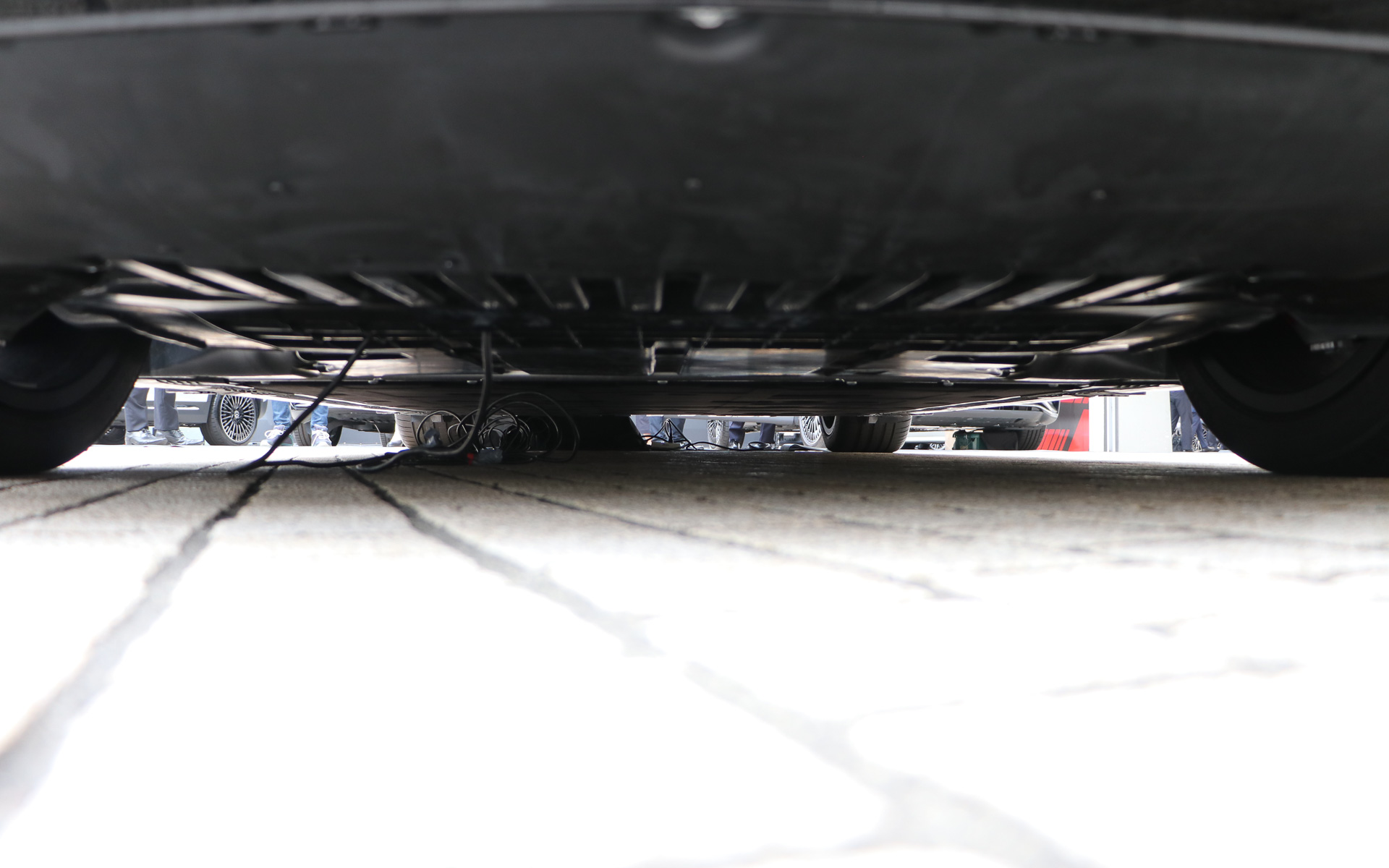 フルフラットの床面もCd値（空気抵抗値）0.20に貢献している。※奥に見えているコードは展示用の電源供給コード