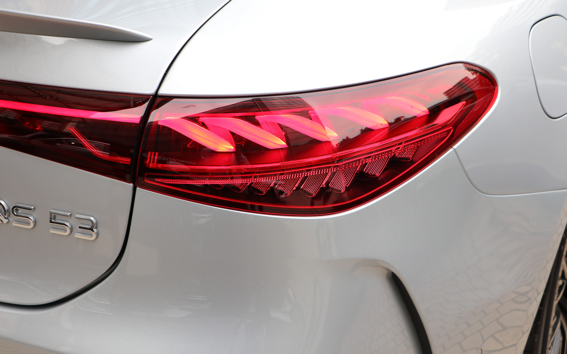 テールランプの内部の螺旋立体造形は電球のフィラメントがモチーフ