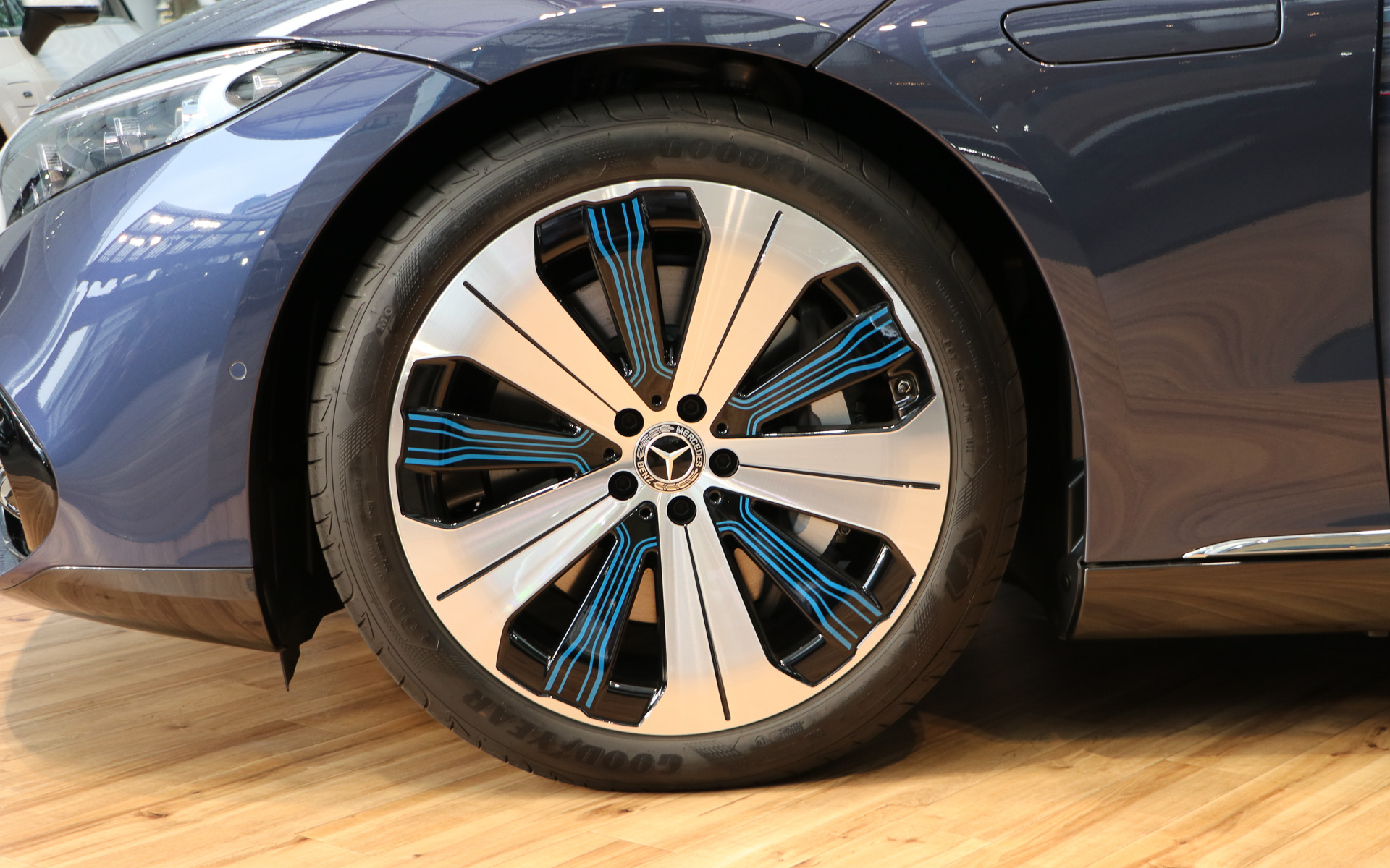 EQS 450＋のタイヤはグッドイヤーの「イーグルF1」で、装着サイズは前後265/40R21