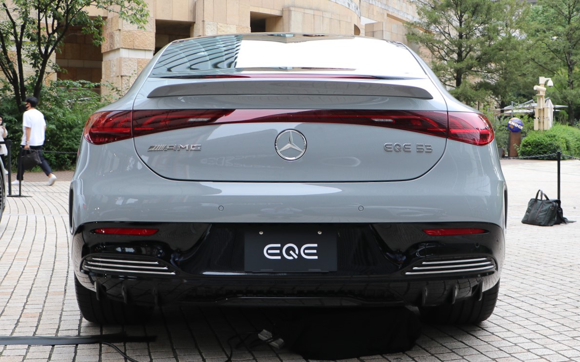 EQEのフロントにはLEDライトバンドは設定されていない