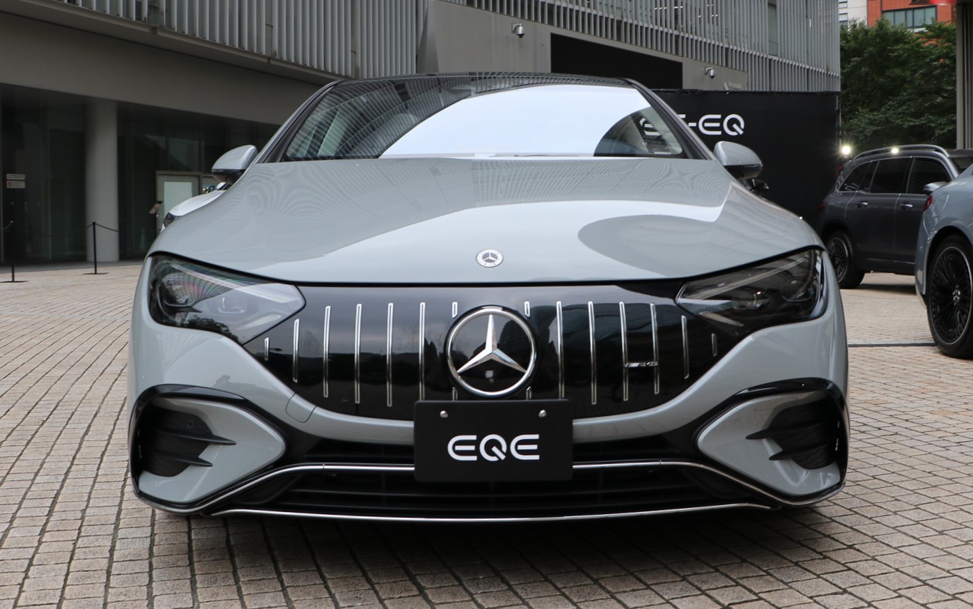 EQEのフロントにはLEDライトバンドは設定されていない