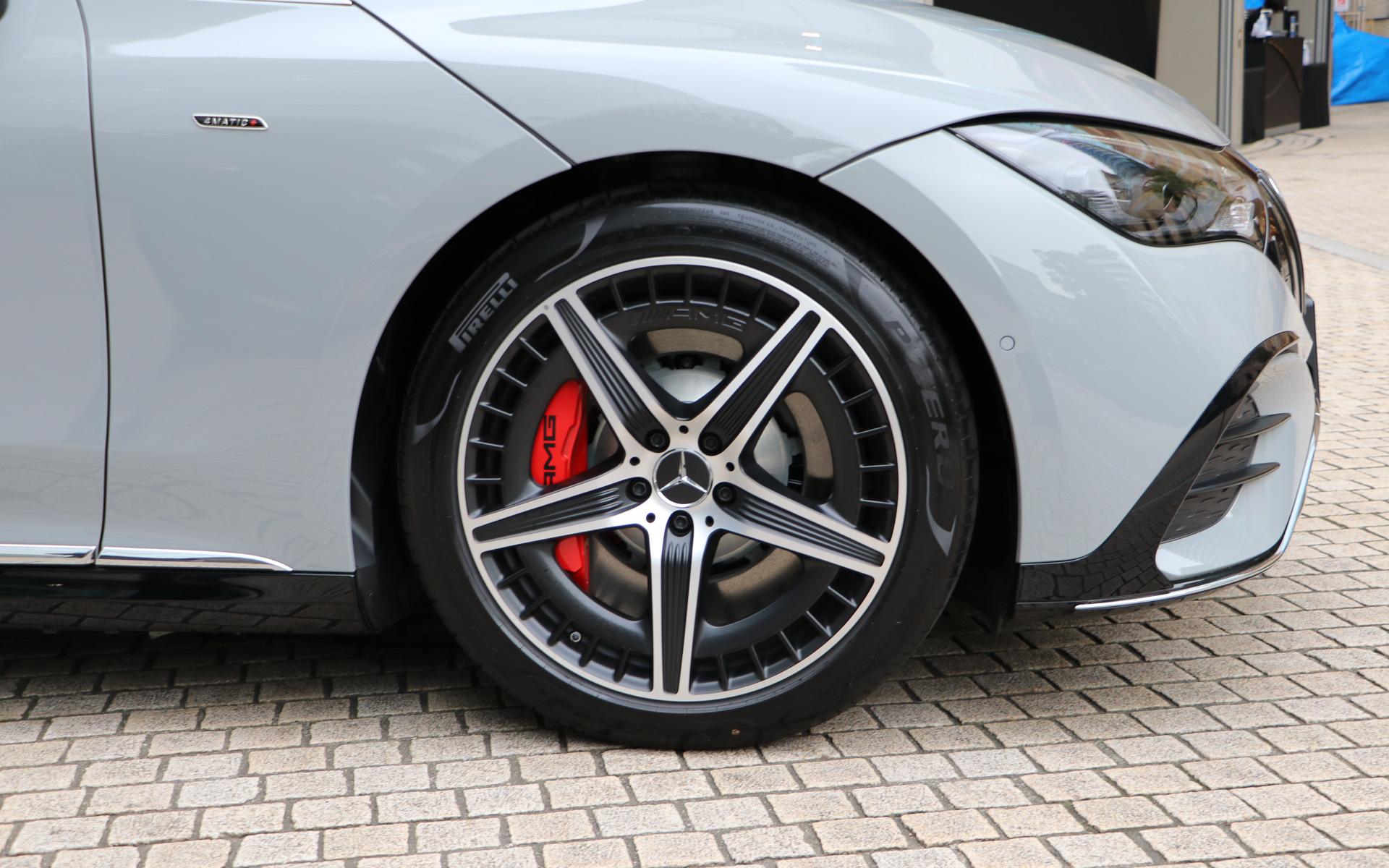 メルセデスAMG EQE 53 4MATIC＋のタイヤはピレリ「P ZERO」、装着サイズは265/40R20