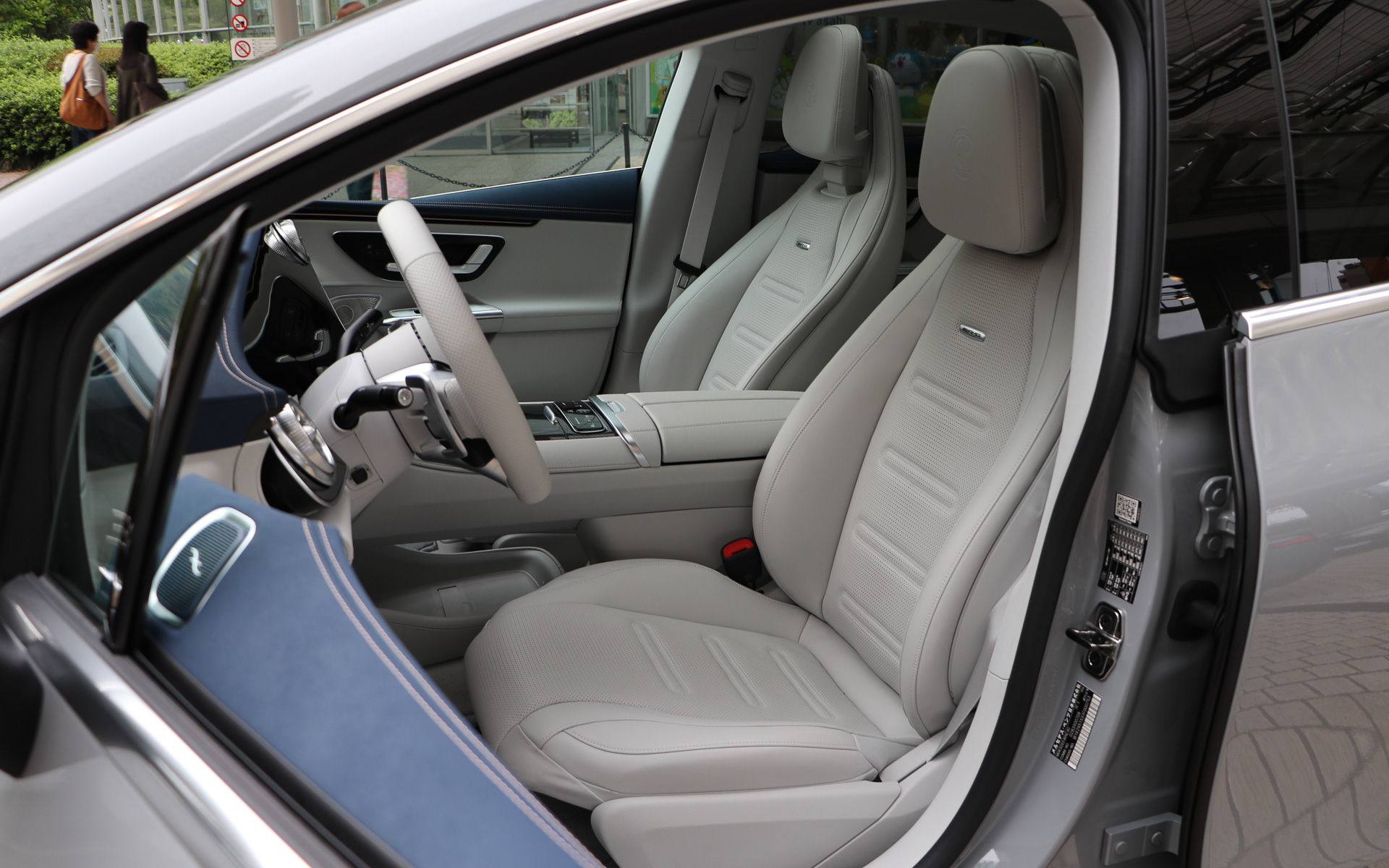 撮影車は参考車両のため左ハンドル仕様