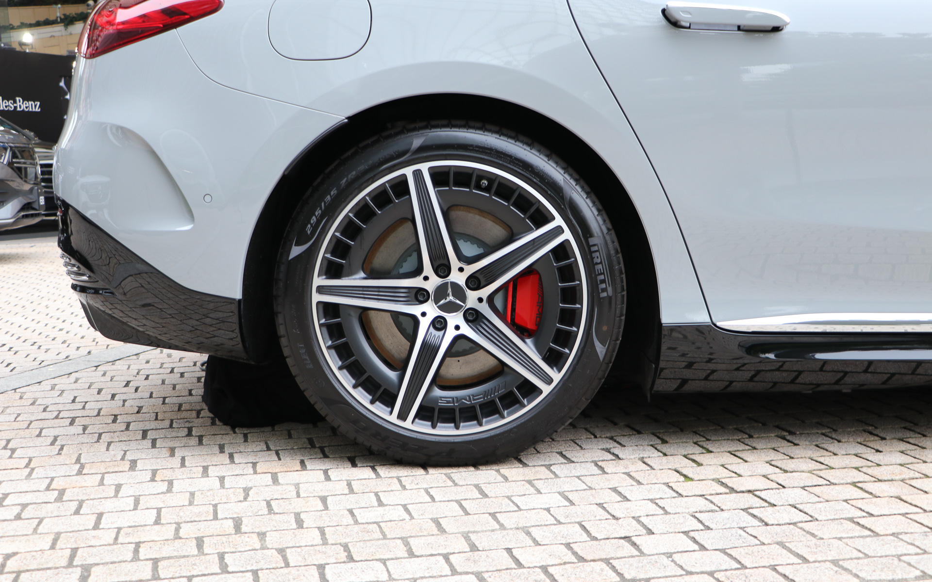 メルセデスAMG EQE 53 4MATIC＋のタイヤはピレリ「P ZERO」、装着サイズは265/40R20