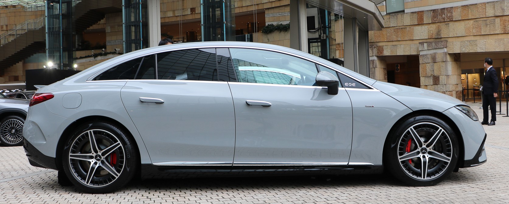 セダンとはいえ横からのシルエットはあまりEQSと違いがなく、クーペのようなスタイルにも見える