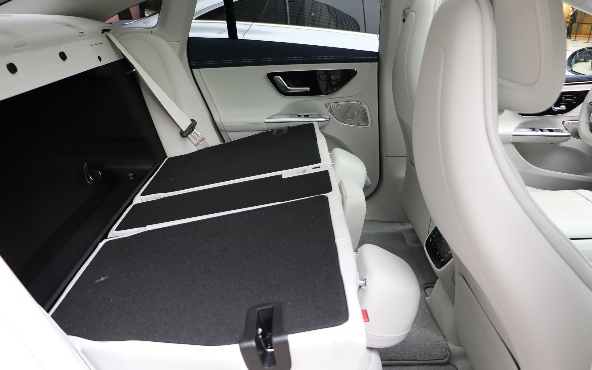 後席を倒してもEQSのように開口部は広くない