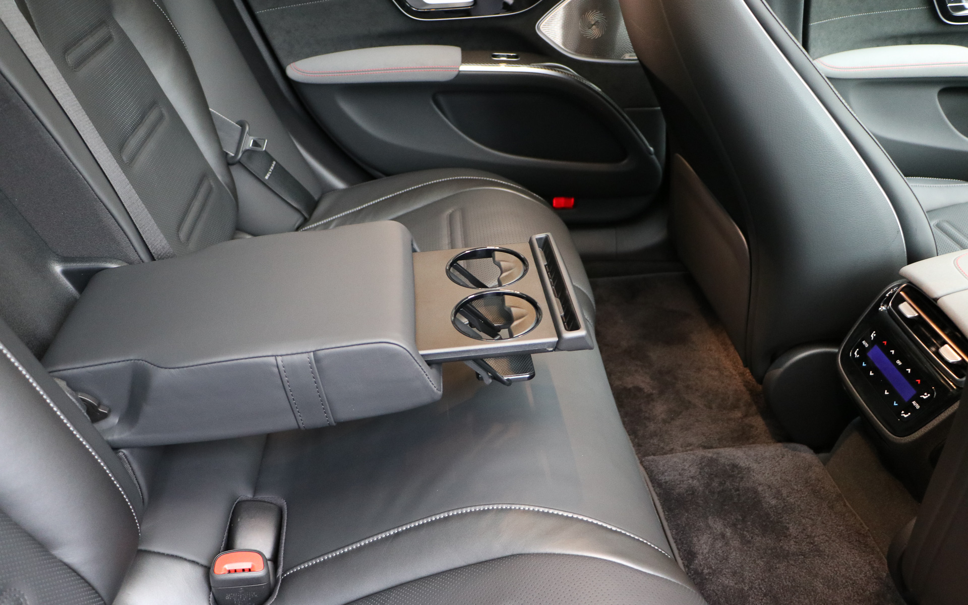 後席中央部にはドリンクホルダー付きの肘置き