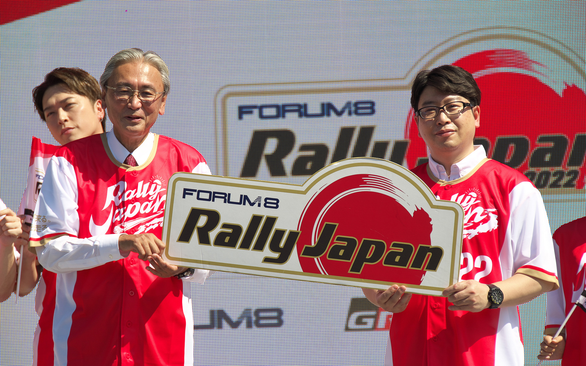 ステージイベントも用意。自民党モータースポーツ議連会長 衆議院議員 古屋圭司氏（左）、ラリージャパン実行委員会 鈴木賢志氏（右）があいさつ