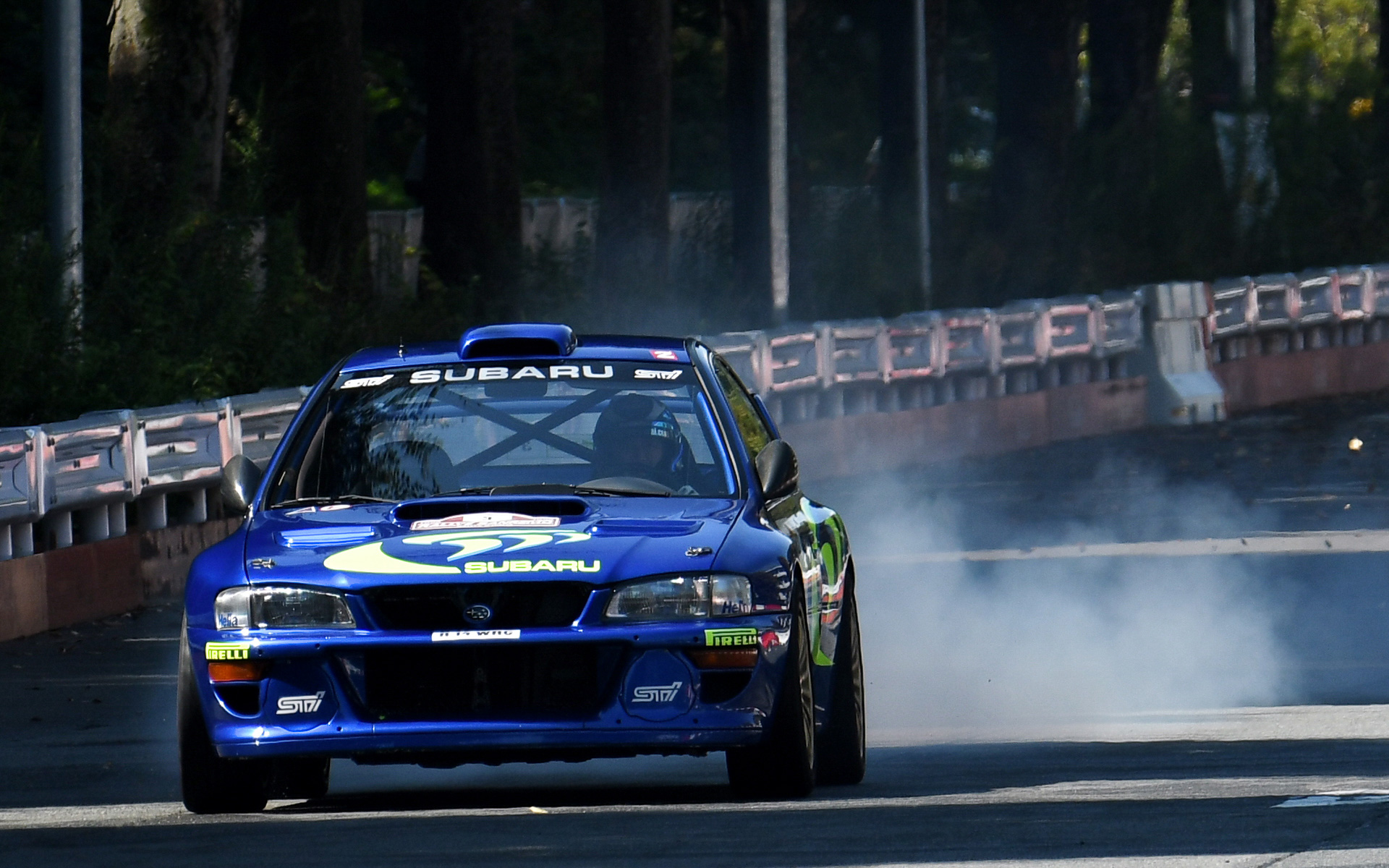 愛知県庁近くを走るインプレッサ