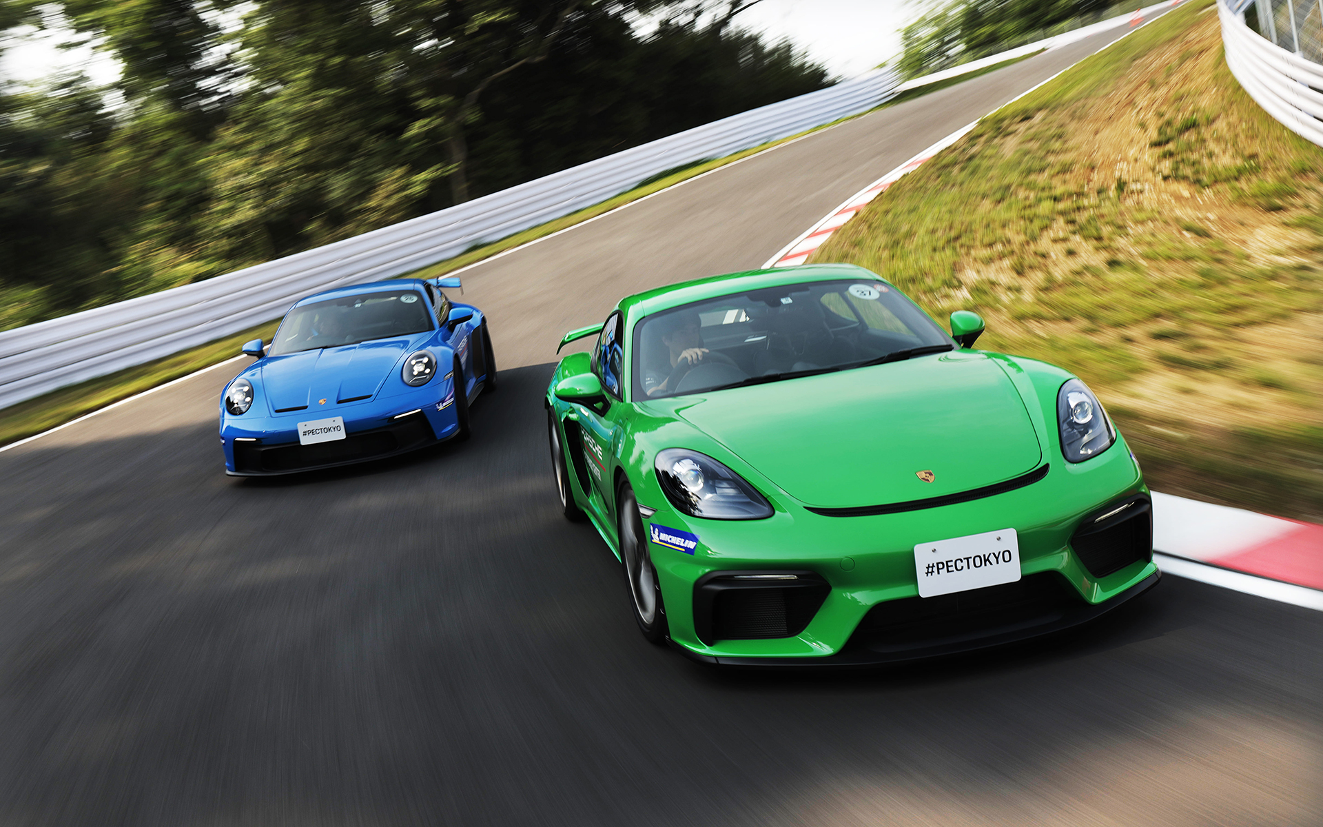 PEC東京は43haの広さを誇り、木更津市の自然と日本らしい風景を活かして他にはない高いレベルで元の自然を活かしたレイアウトになっているのが特徴。ニュルブルクリンク(ドイツ)のカルーセル、ラグナ・セカ(アメリカ)のコークスクリューなど、有名コーナーを再現した2.1kmの周回コースをはじめ、最大40度の急な斜面を持つオフロードコースや埋設された油圧プレートの上を車両のリアアクスルが通過する瞬間にセンサーがプレートをランダムに左右に動かし、強制的にクルマをスピン状態にするキックプレートなど、さまざまなコースやプログラムが用意される