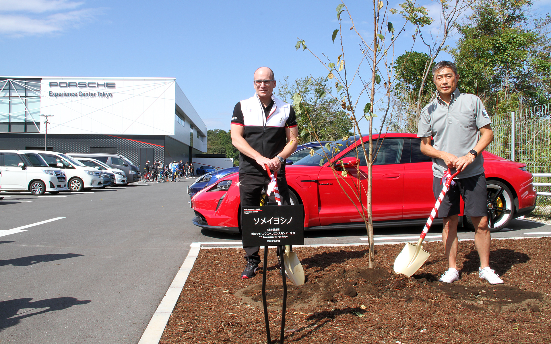 渡辺木更津市長とヴィッツェンドルフ氏による1周年記念植樹も実施