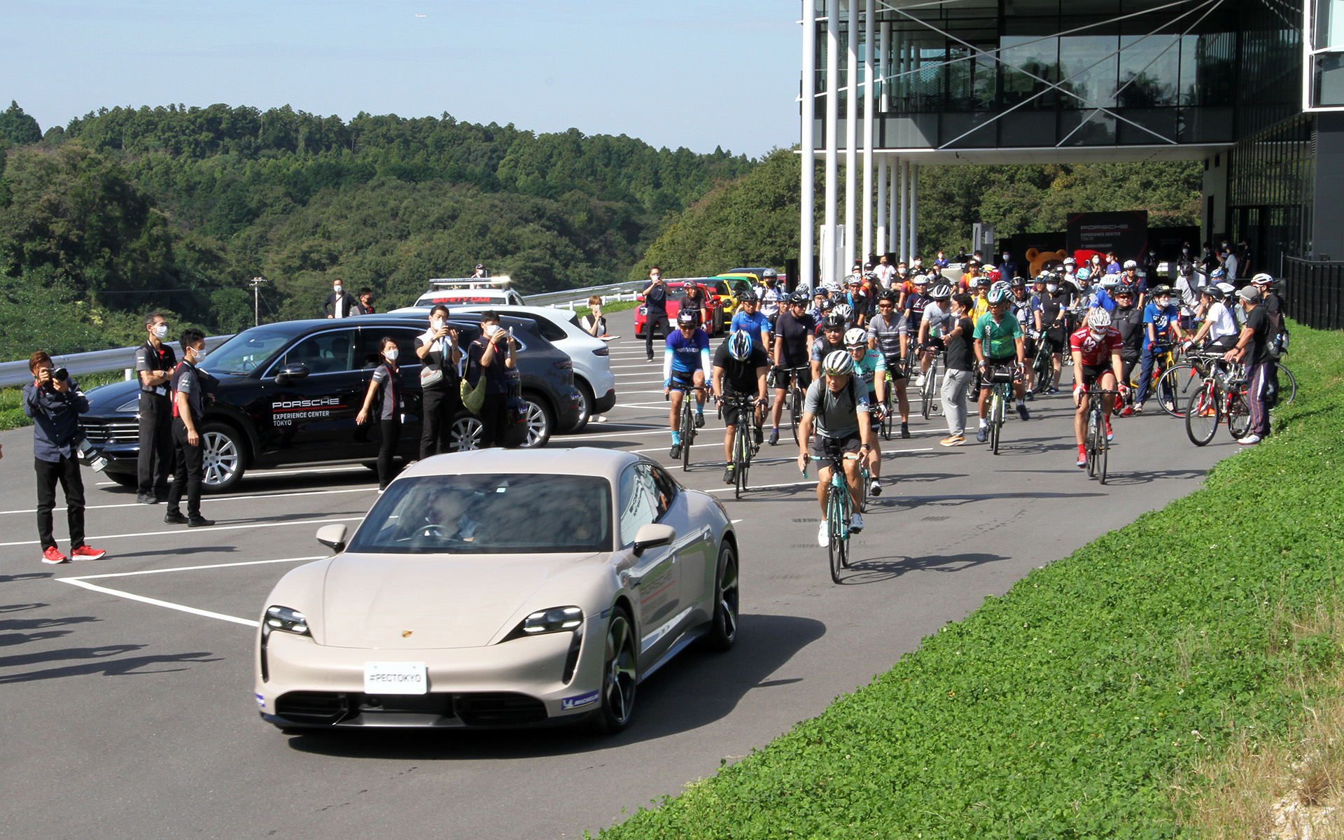 ヴィッツェンドルフ氏がドライブするタイカンが先導してサイクリングイベント「ライドハンターズ in 木更津」がスタート