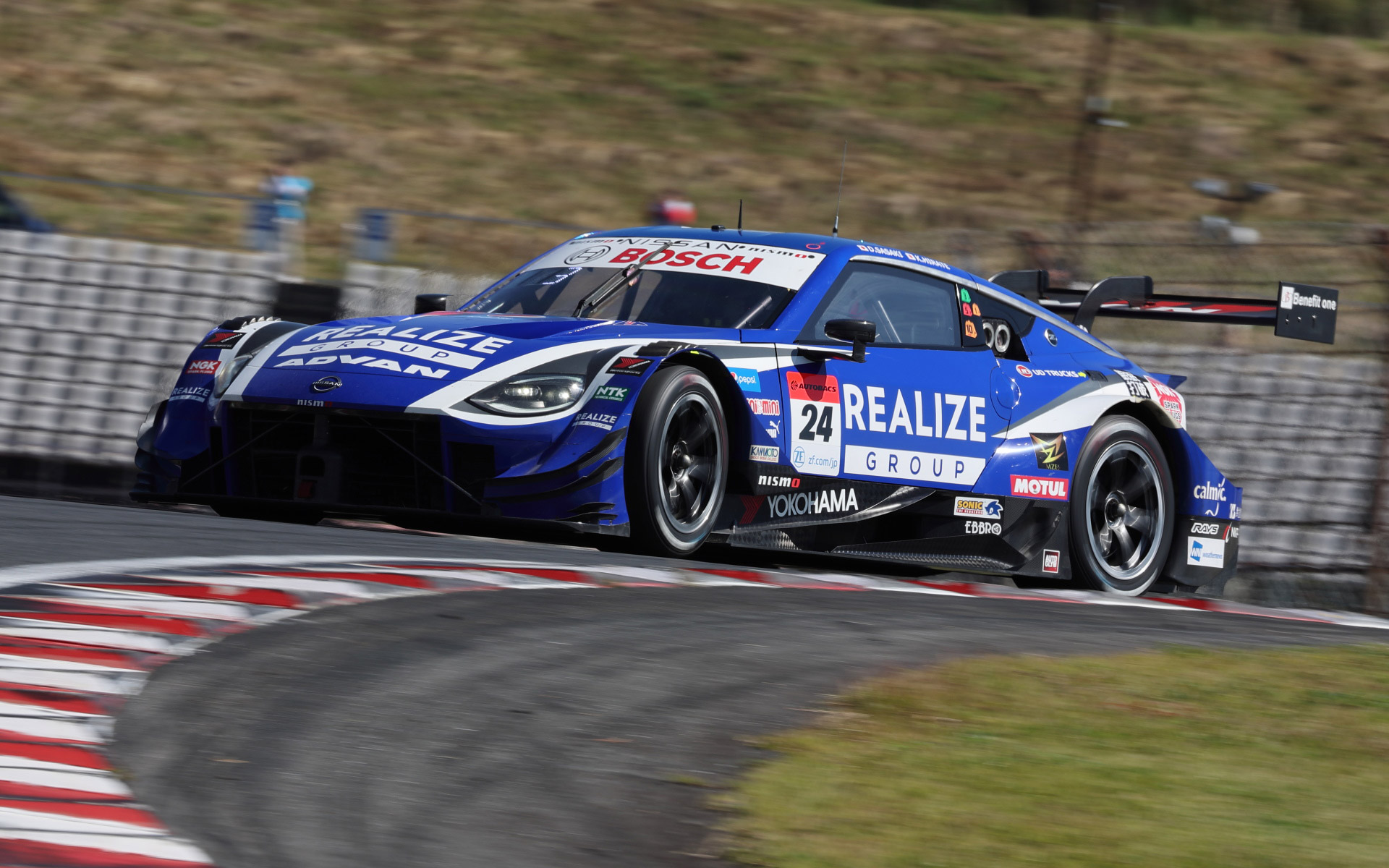GT500のポールポジションを獲得した24号車リアライズコーポレーション ADVAN Z（佐々木大樹/平手晃平、YH）