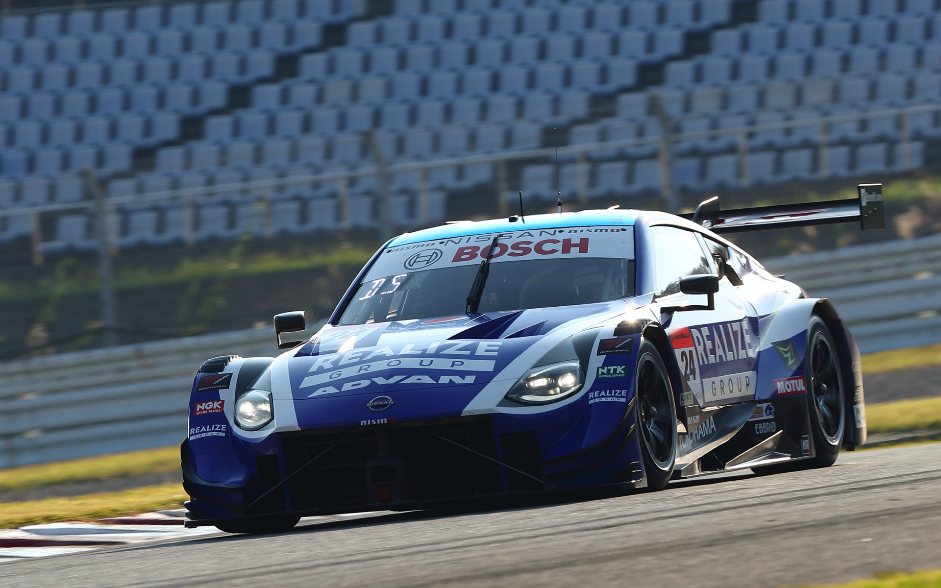 予選最終盤でポールを奪った24号車リアライズコーポレーション ADVAN Z（佐々木大樹/平手晃平、YH）