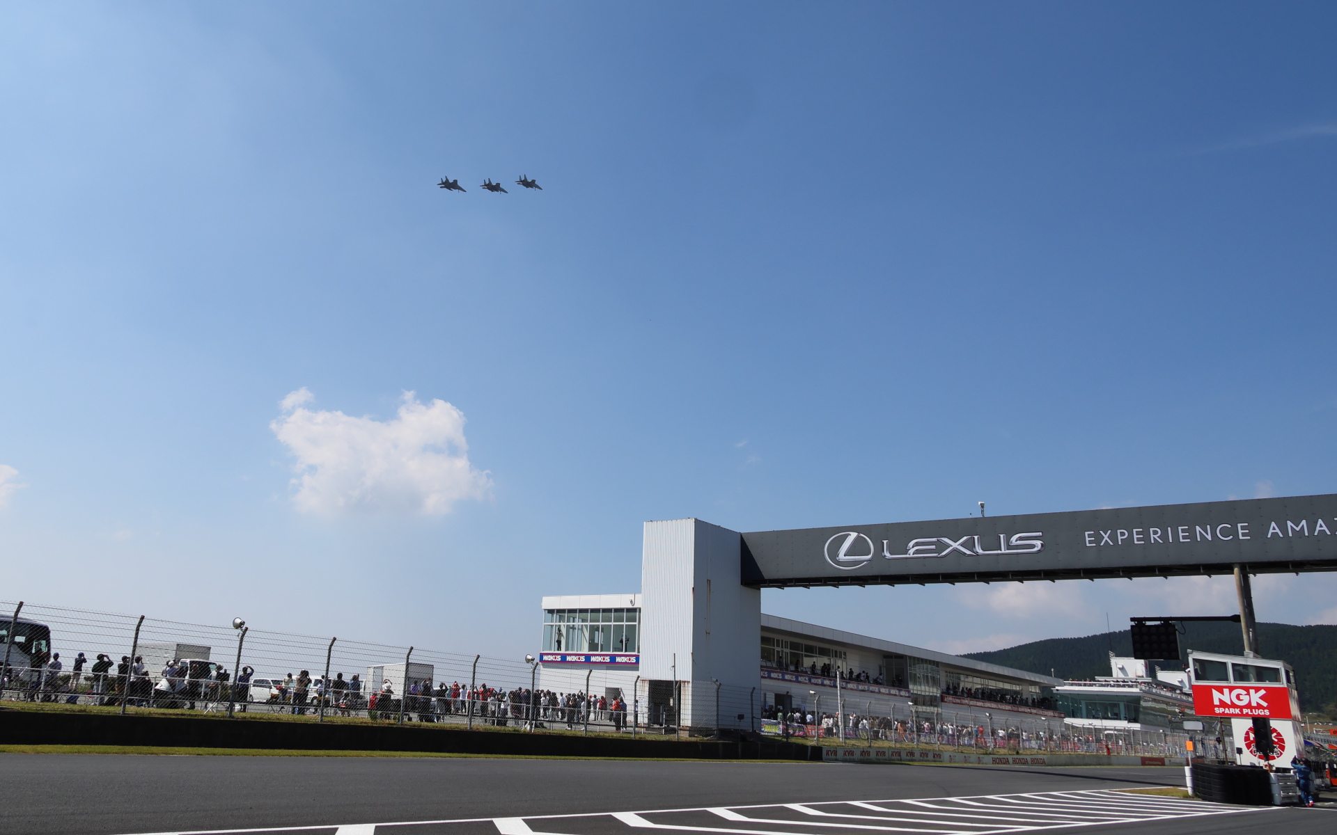 デルタ隊形でオートポリス上空を通過