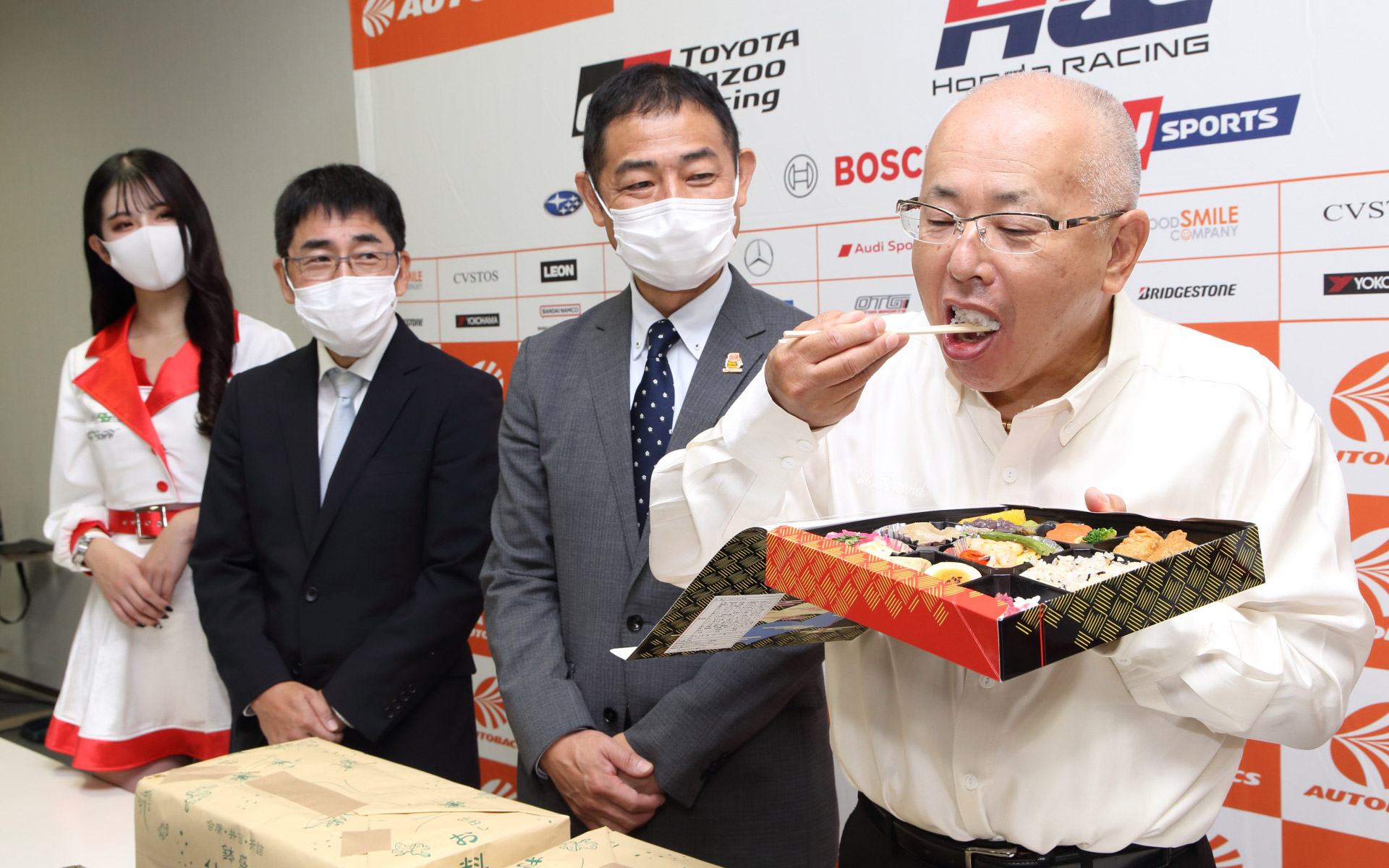 定例会見前には、大分県の厚意でエントラントに提供される「おんせん県おもてなし弁当」の贈呈式を実施。坂東代表は弁当に込められた大分県の名物が紹介されるたびに、その食材を紹介しつつ試食