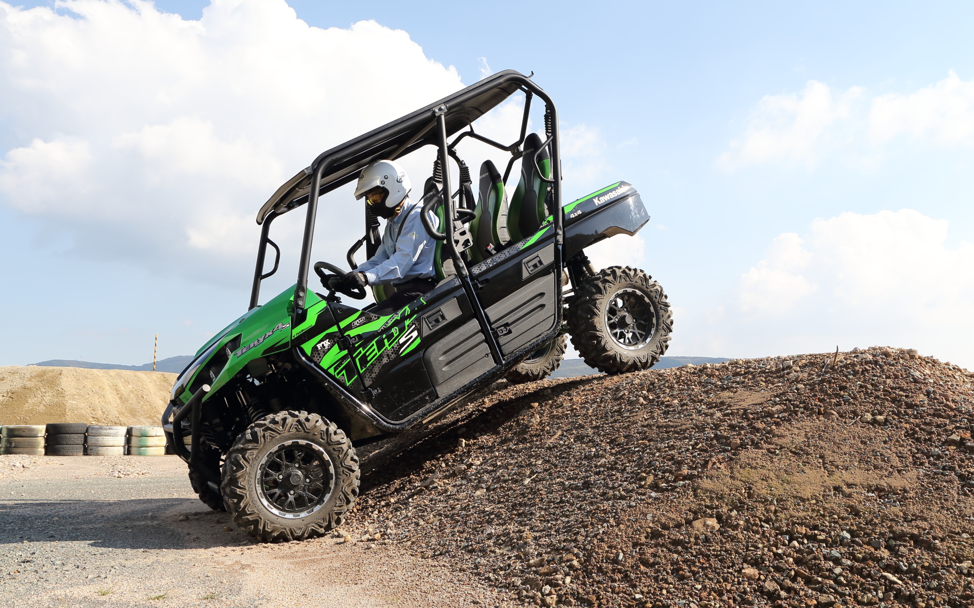 土盛りされた障害物多数