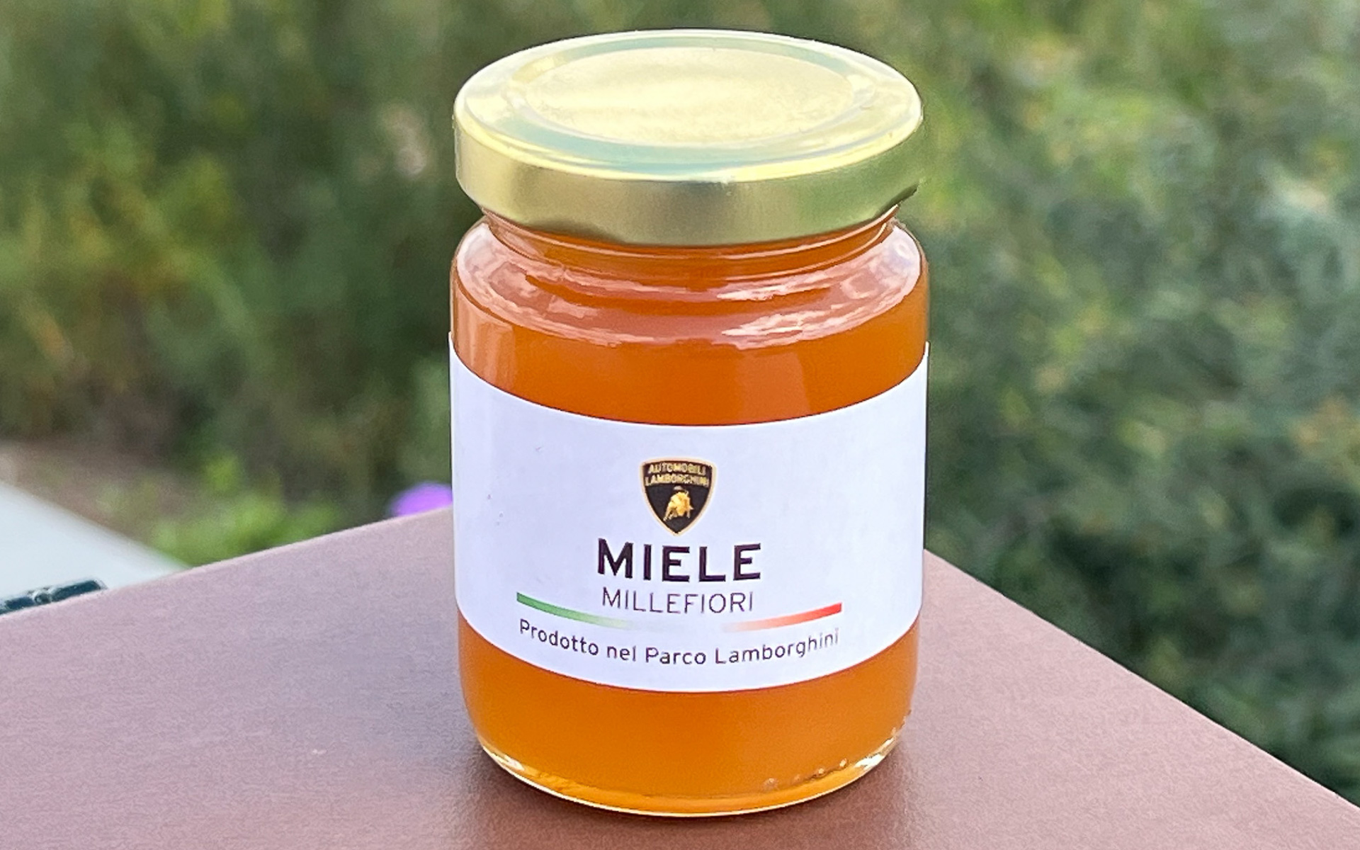 ランボルギーニが顧客などにギフトとして提供している蜂蜜の瓶