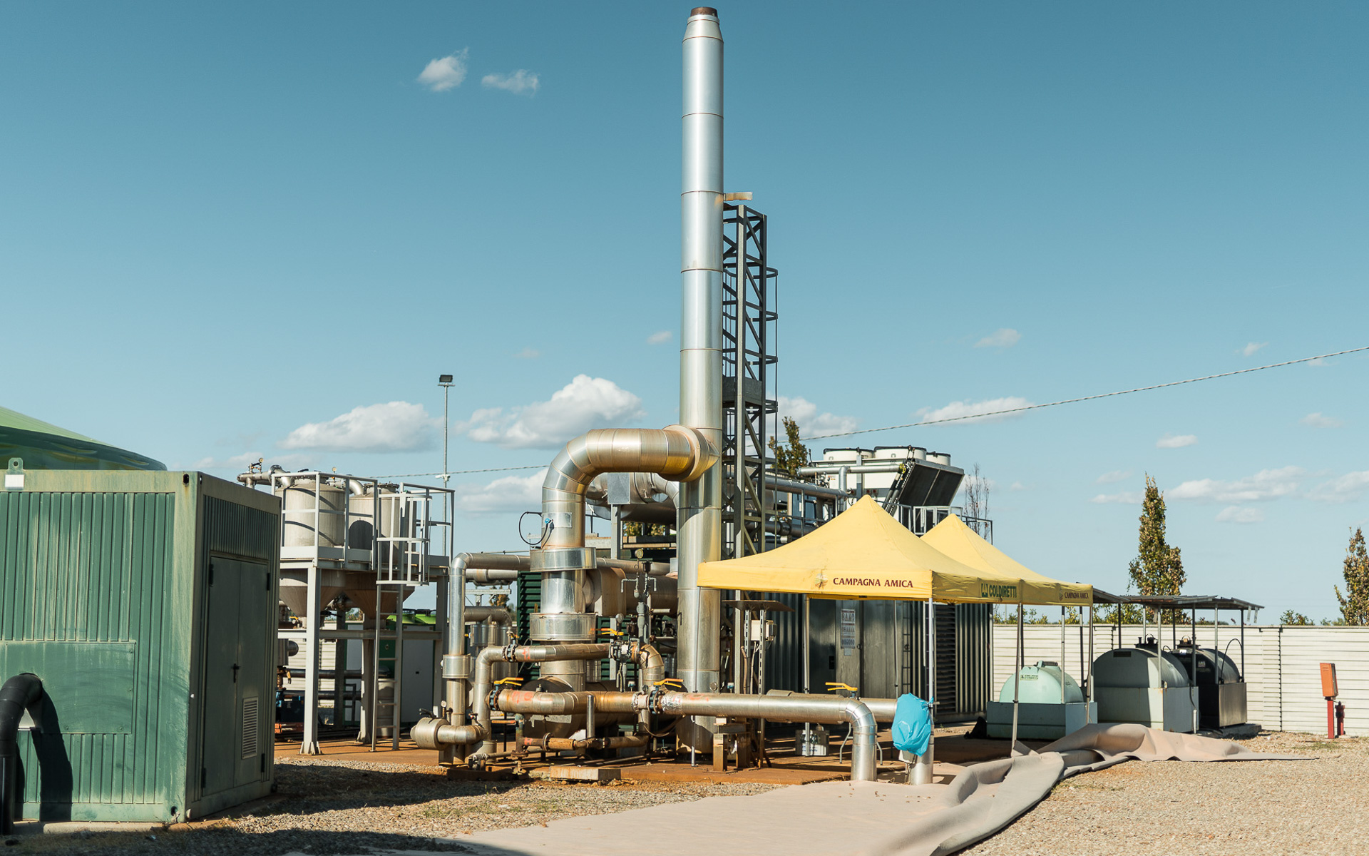 巨大湯沸かし器はバイオガスを利用してお湯を沸かしている