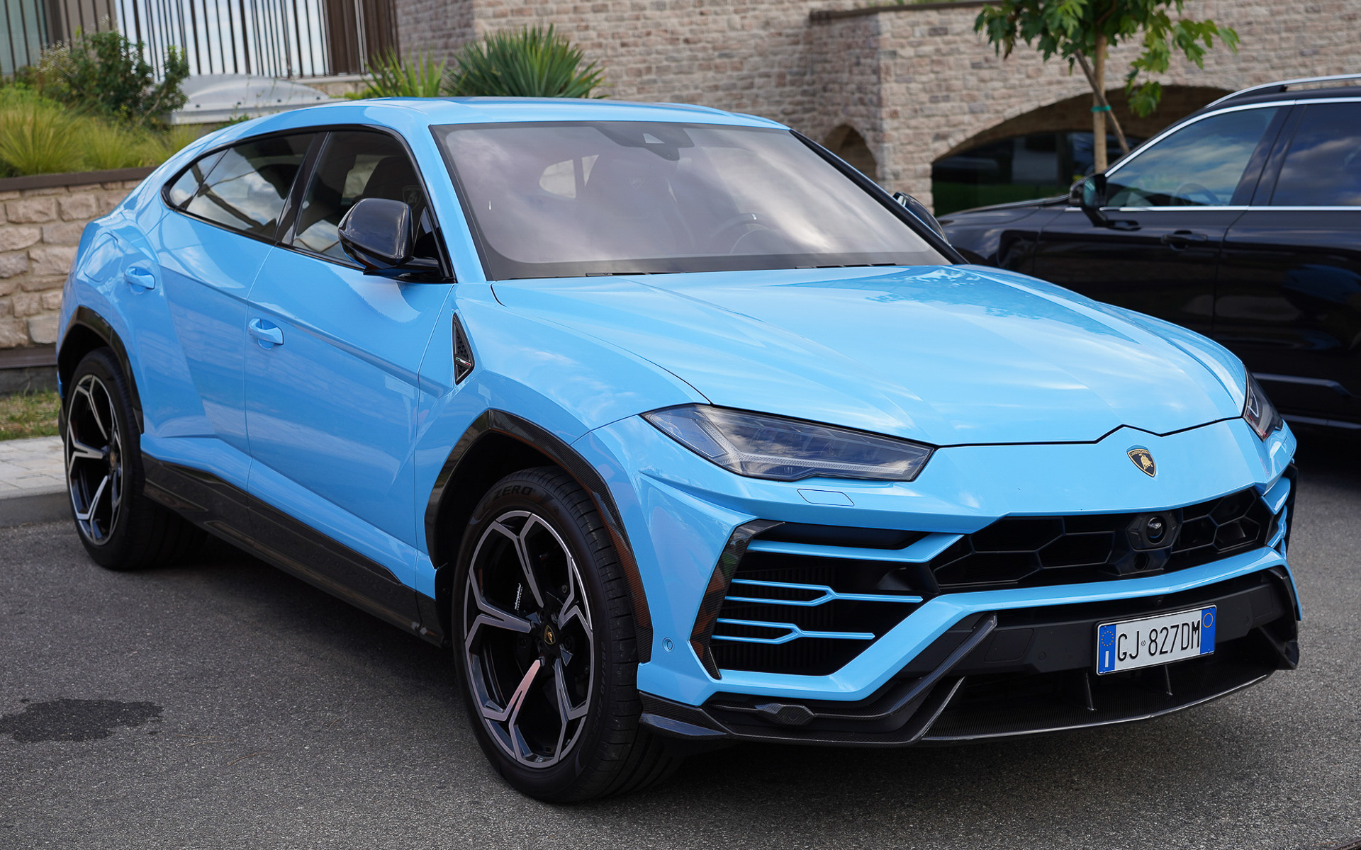 ランボルギーニ ウルスは、ランボルギーニのラインアップでも異色のSUV（Sport Utility Vehicle）だが、その扱いやすさとSUVらしからぬ高性能が好評で、ランボルギーニの中でも人気車種となっている