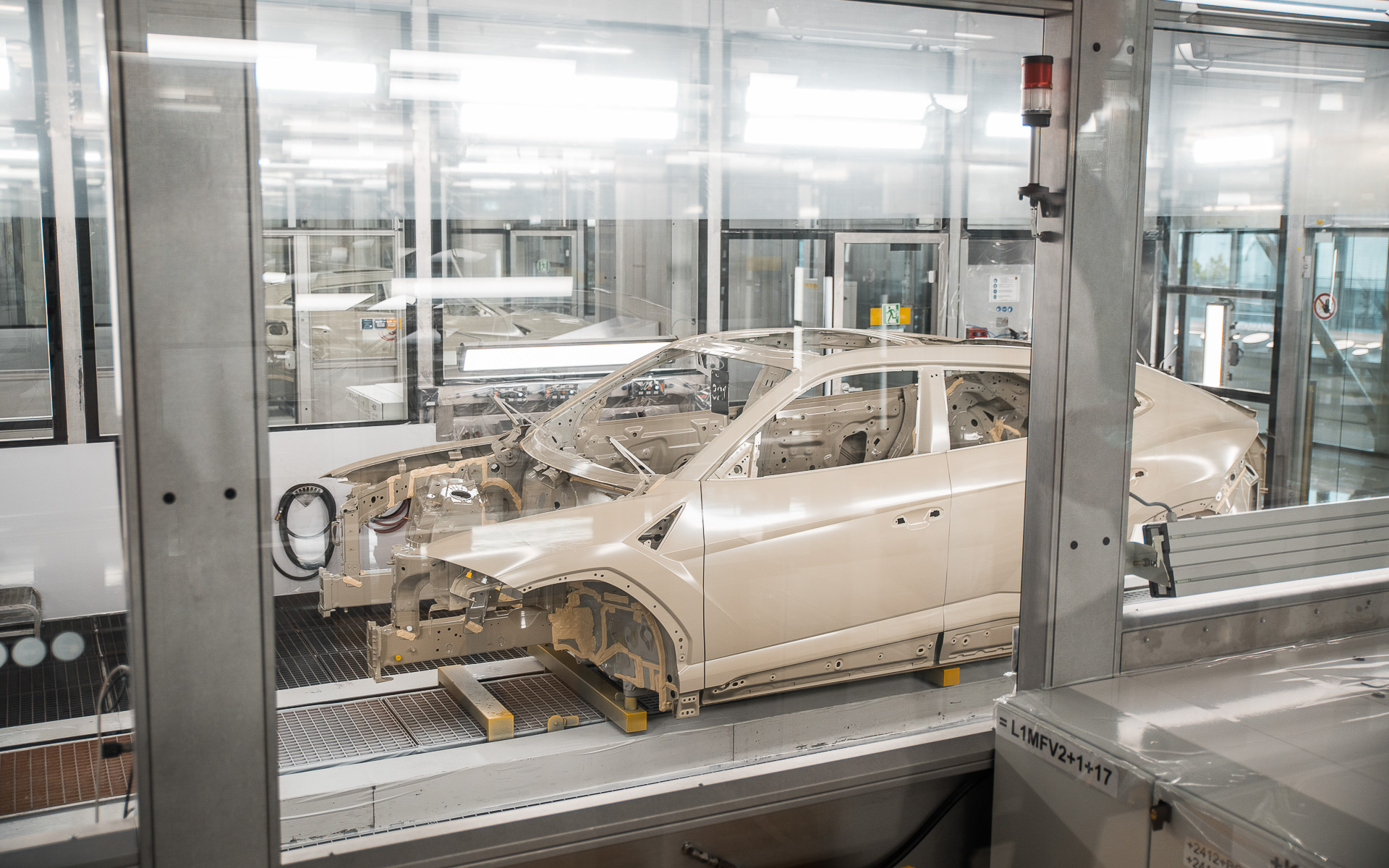 機械を利用したプライマーの塗装工程。バンパーやオプションのパーツも、こうした機器の上に載せられ運ばれていき塗装される