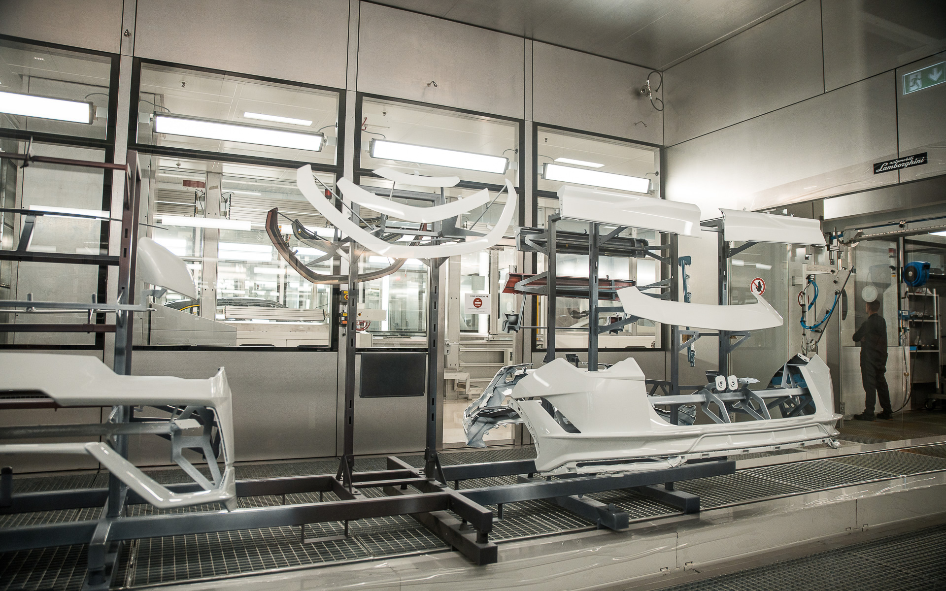 機械を利用したプライマーの塗装工程。バンパーやオプションのパーツも、こうした機器の上に載せられ運ばれていき塗装される