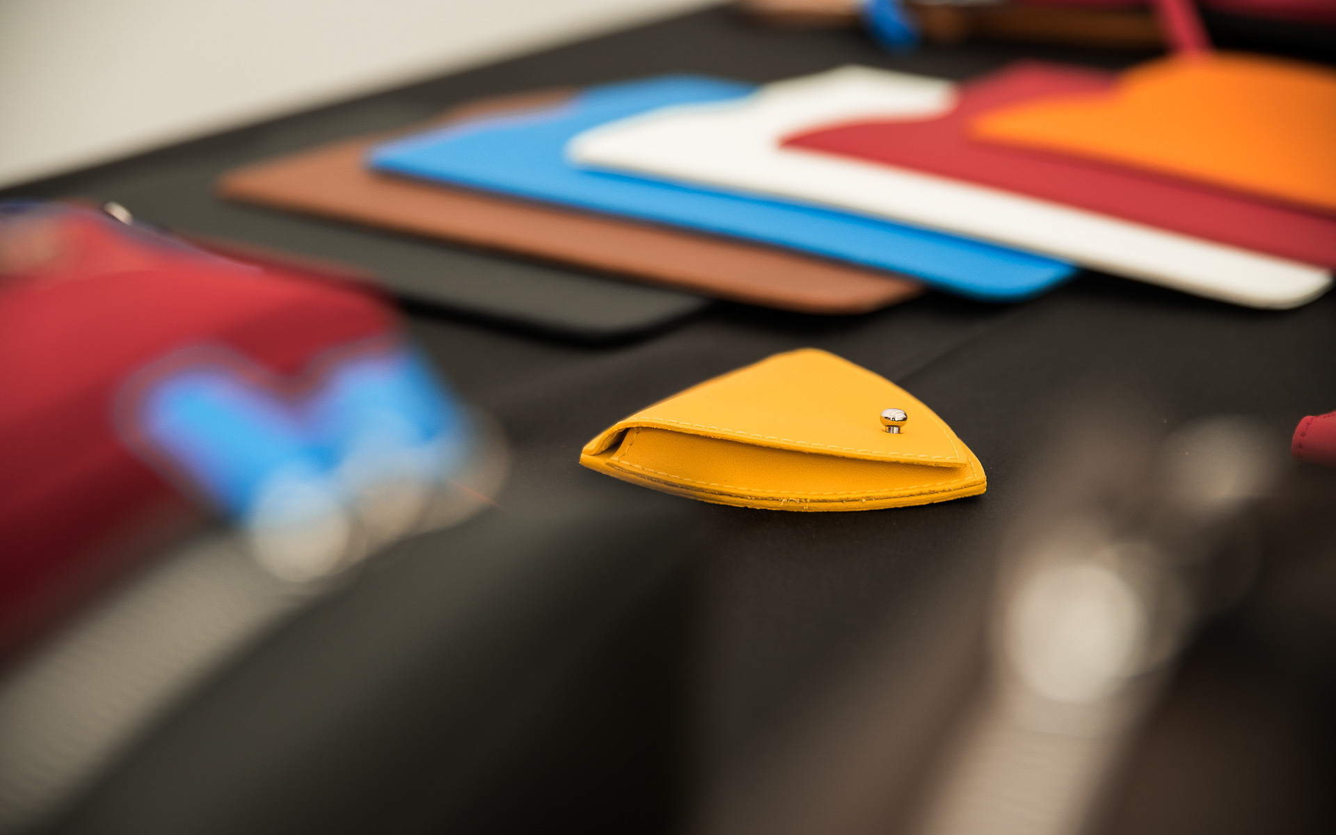 小銭入れやスマートフォンケースなどとして創造的再利用を行なっている