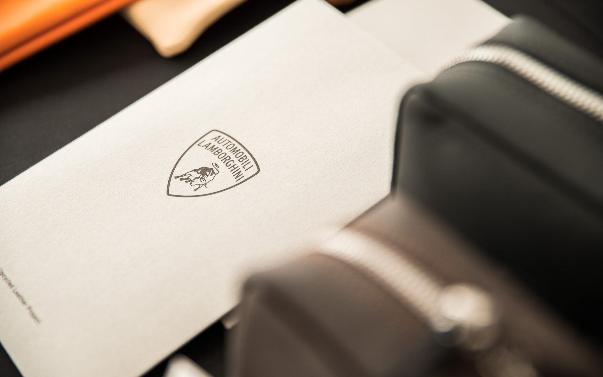 小銭入れやスマートフォンケースなどとして創造的再利用を行なっている