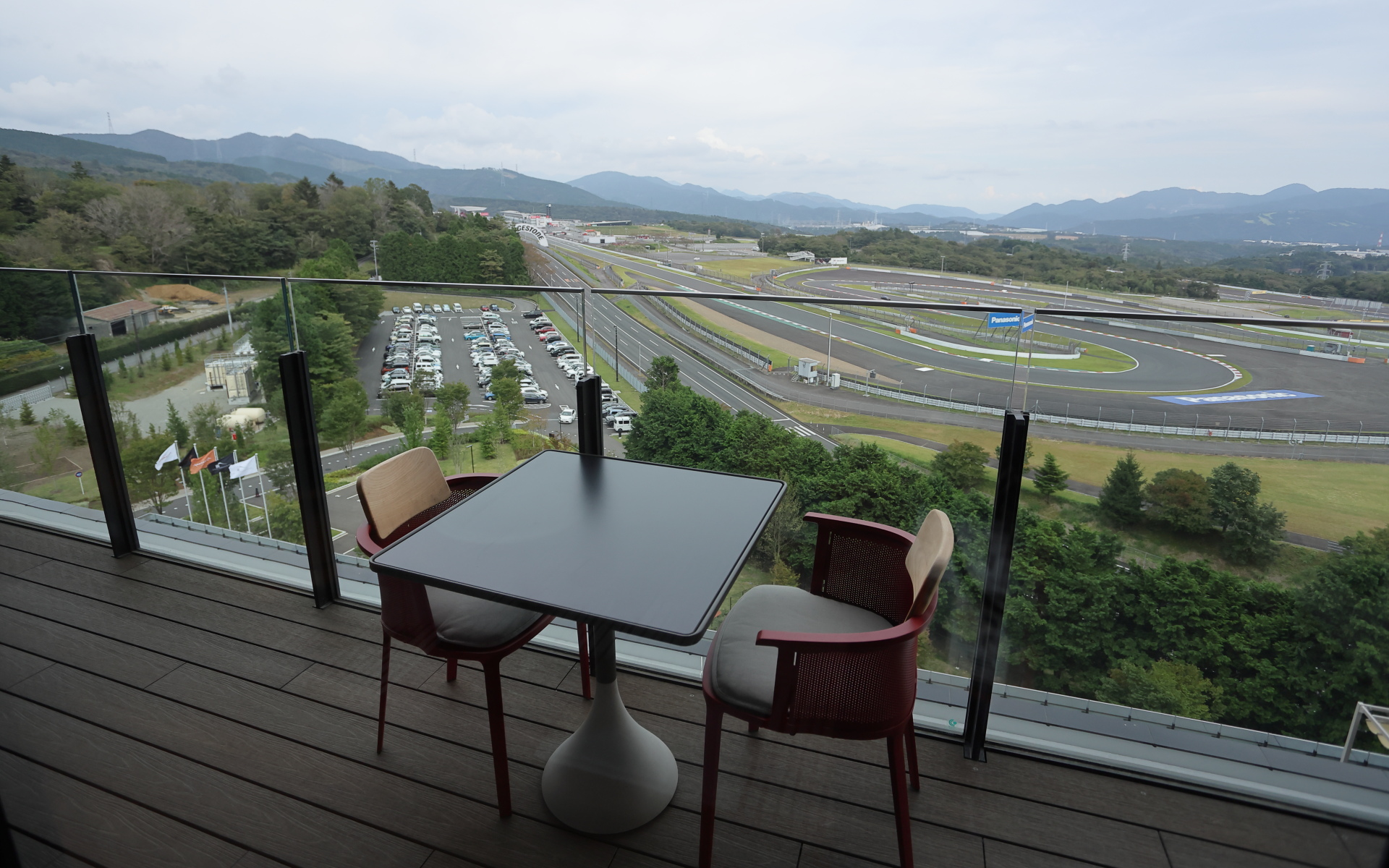ベランダからはすぐ近くに富士スピードウェイが見られる