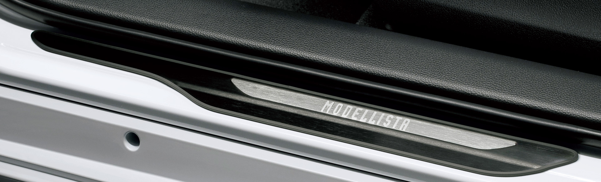 スカッフプレート（ブラック×シルバーエンブレム）は2万3100円（4枚/1台分）