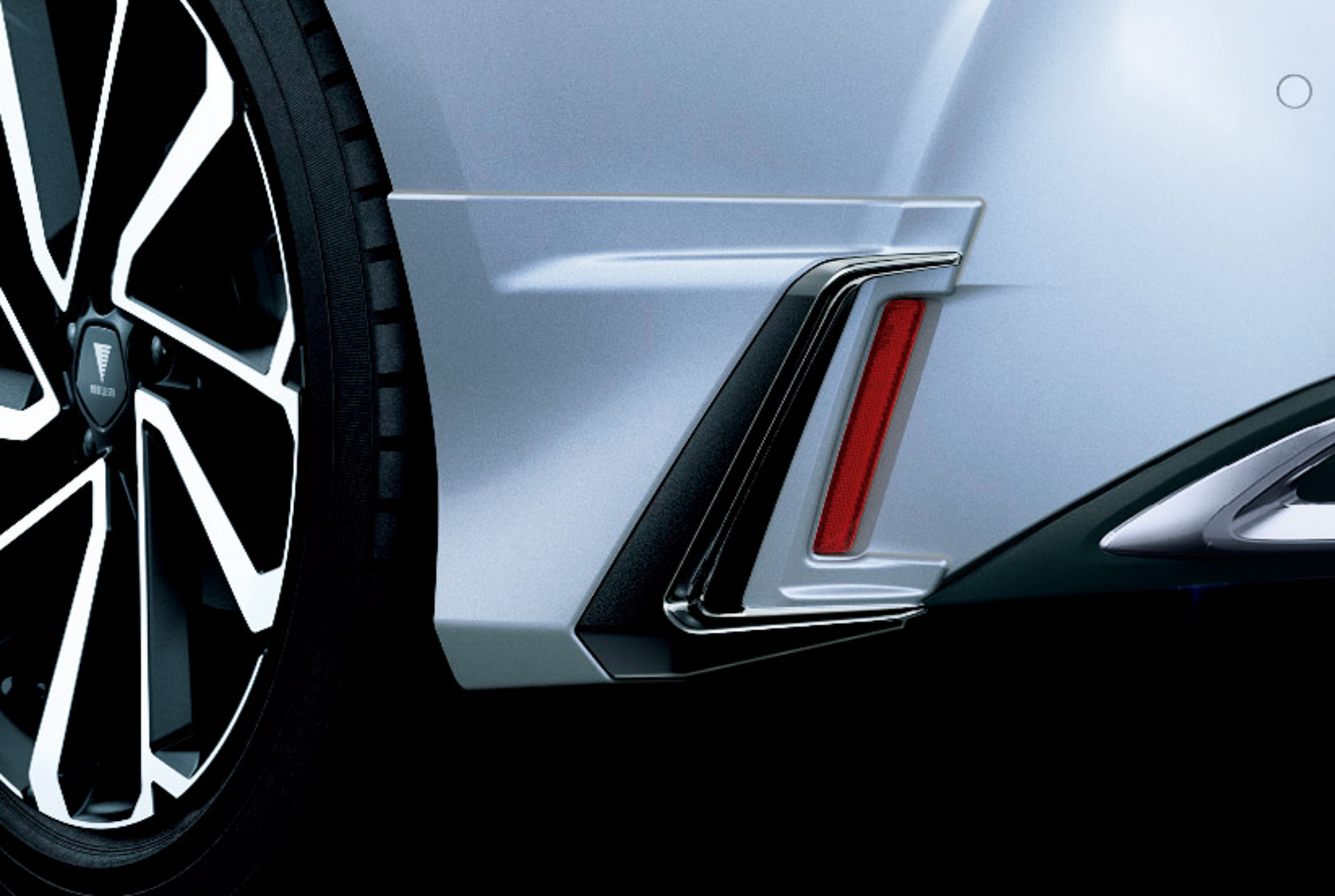 リアスパッツ（ツーリング用）は、未塗装が3万3000円で、塗装済みが3万7400円