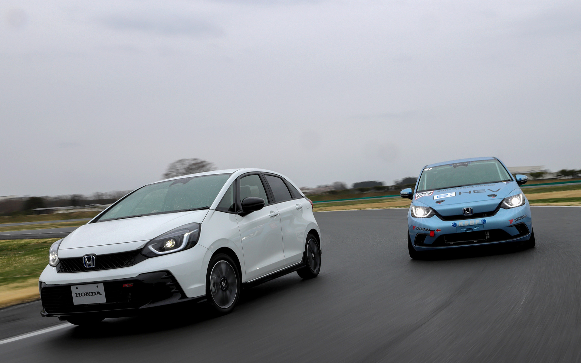 速さを突き詰めたJoy耐マシンの方が確かに加速Gの過激さなどはあるのですが、それだと走って気持ちがいいところばかりではなく、荒っぽい挙動になったりするので、フィットe:HEV RSではそうした荒さを省き、操作に対して常になめらかなつながりをもつ「ハーモニー」を大切にして仕上げたと、フィット開発責任者の奥山さんも言っていました