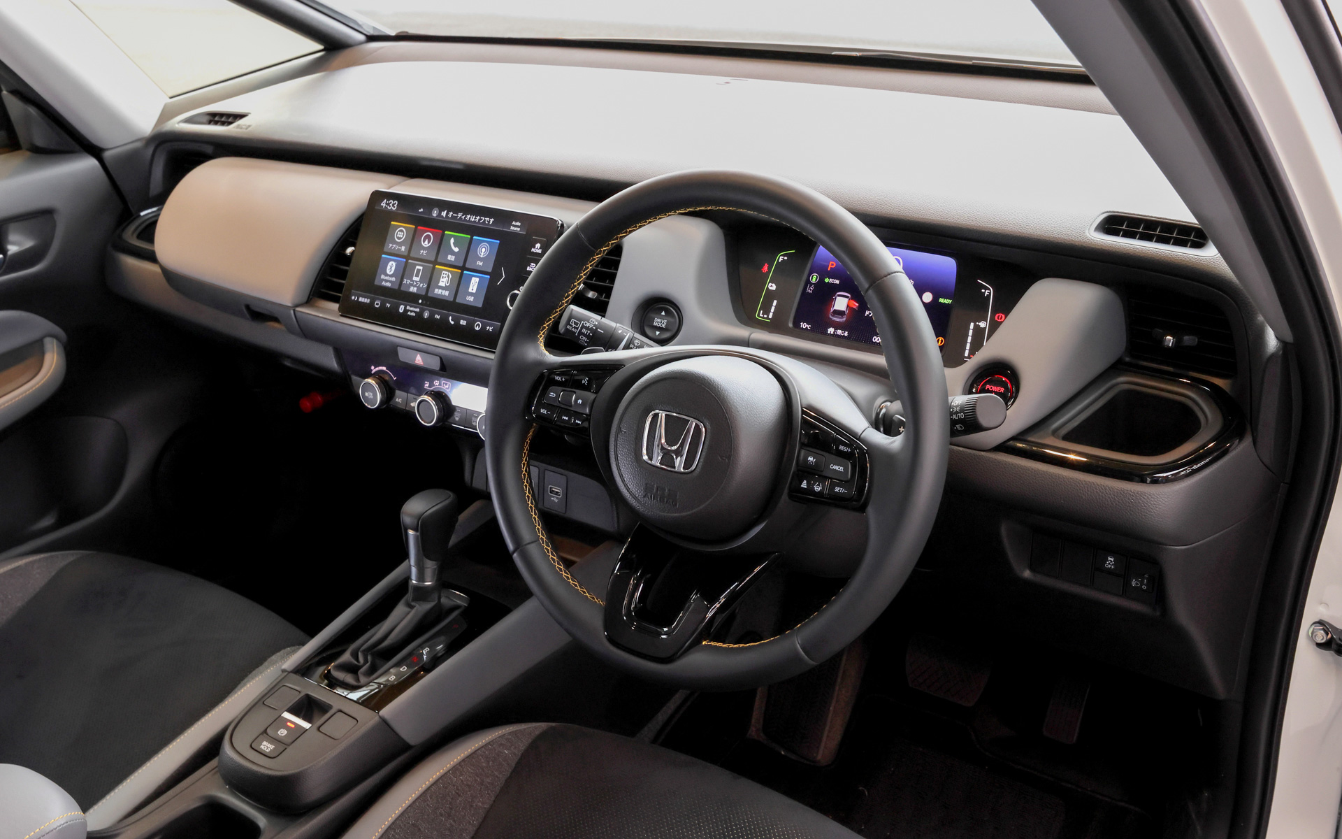 ステッチが入った3本スポークのステアリングが、フィットe:HEV RSのインテリアの大きな特徴です。グレーとのツートーンとなるシートなど、全体的にシックで大人っぽいインテリアになってますよね