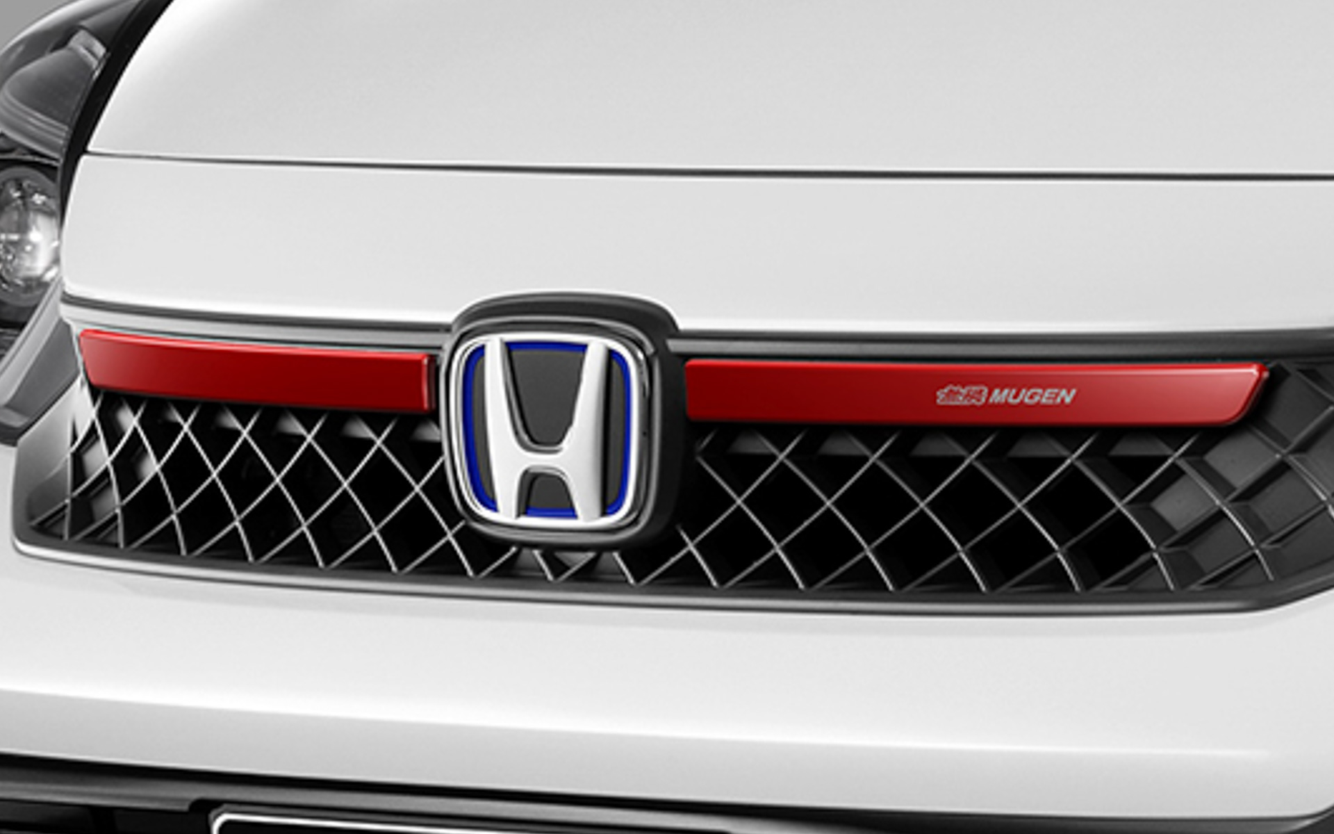 フロントグリルガーニッシュは、カラード仕上げで5万5000円。カラーは写真のプレミアムクリスタルレッド・メタリックとベルリナブラックの2色