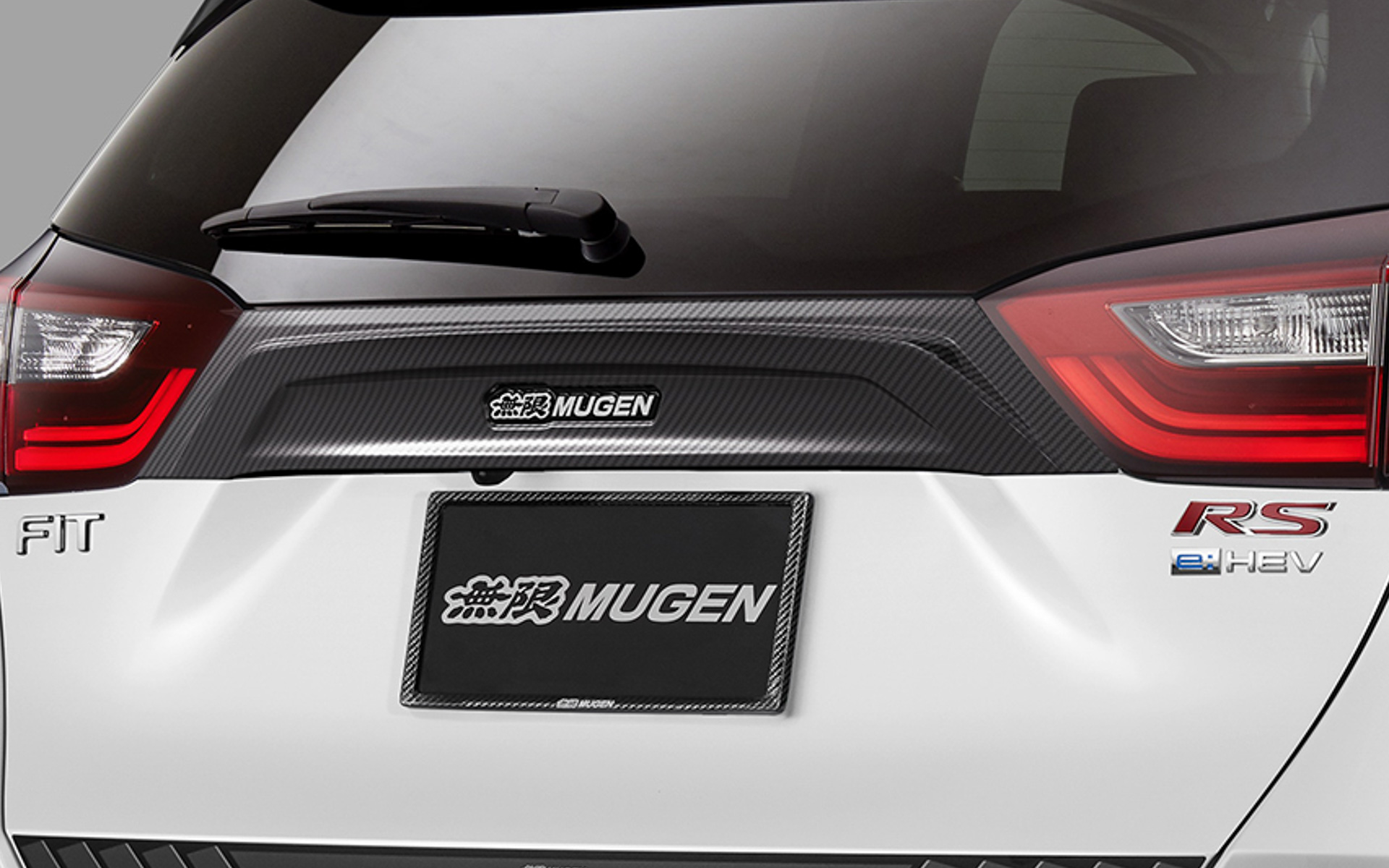 カーボンテールゲートガーニッシュは8万5800円