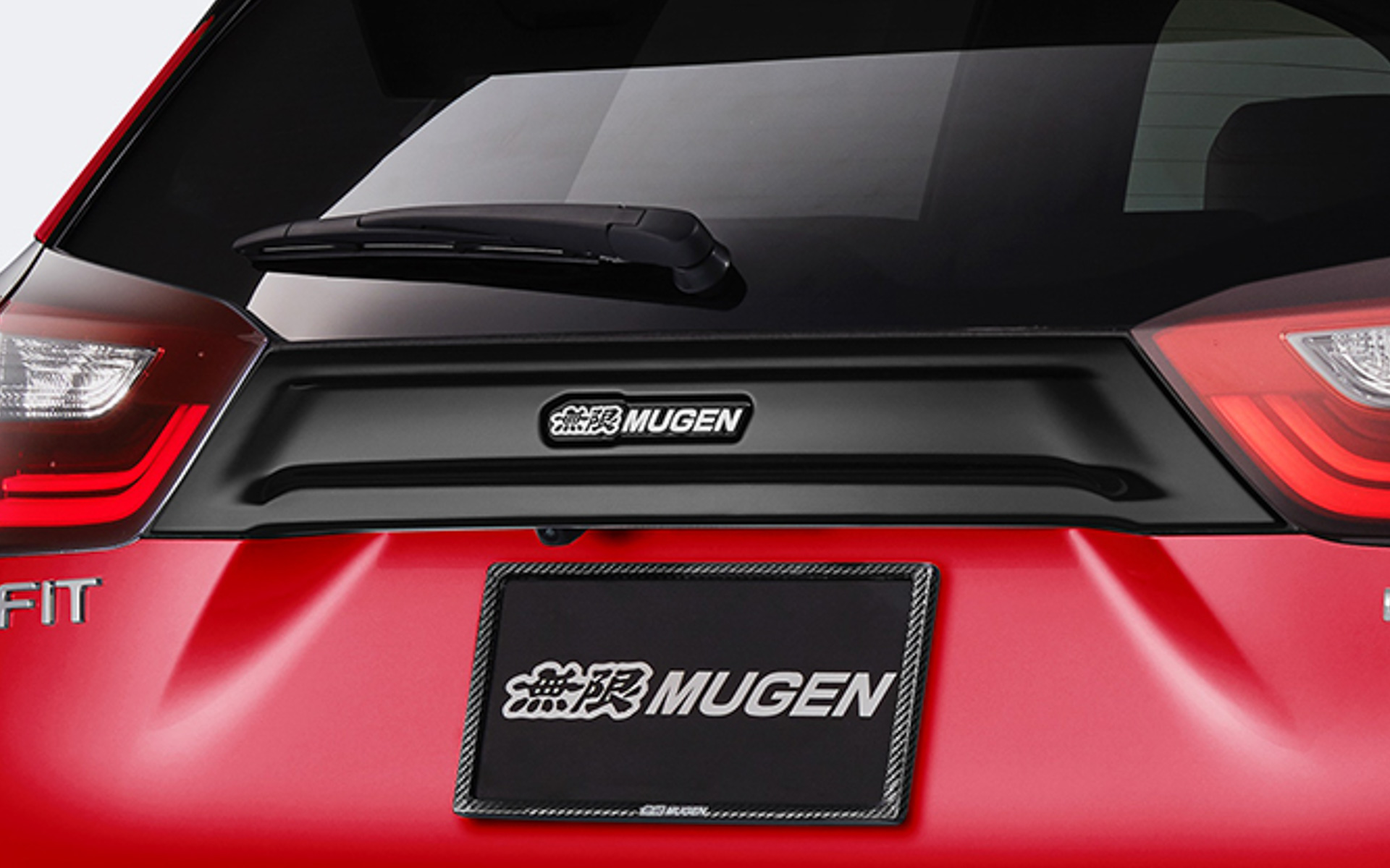 ツヤありブラック塗装仕上げのテールゲートガーニッシュは4万700円